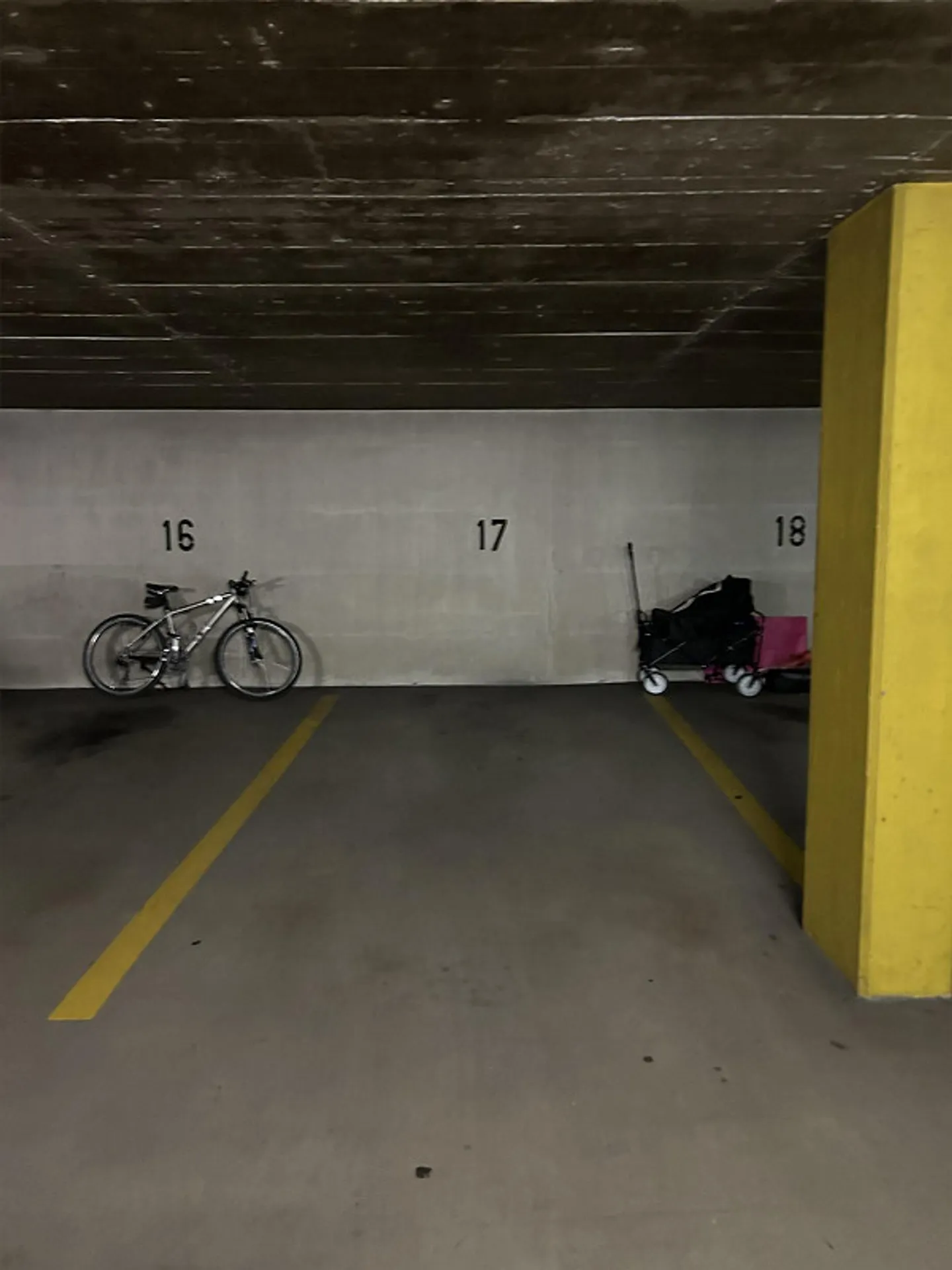 Various parking spaces for rent - Photo 4 of 7