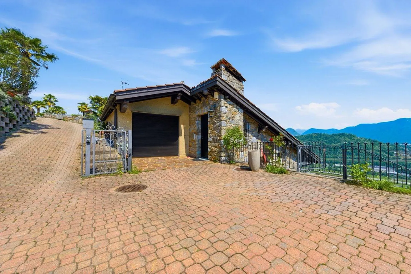 Elegance and Views: villa with lake view and absolute privacy - Photo 8 of 14