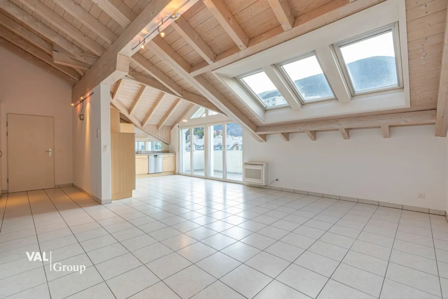 Charming 4.5 Room Attic - Photo 3 of 11