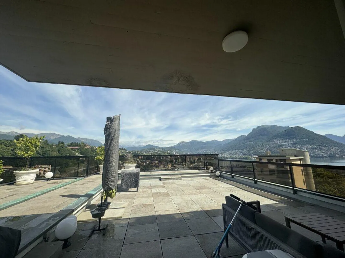 PARADISO | 6 ROOMS WITH 109 M2 TERRACE AND PANORAMIC VIEW OF THE LAKE... - Photo 2 of 7