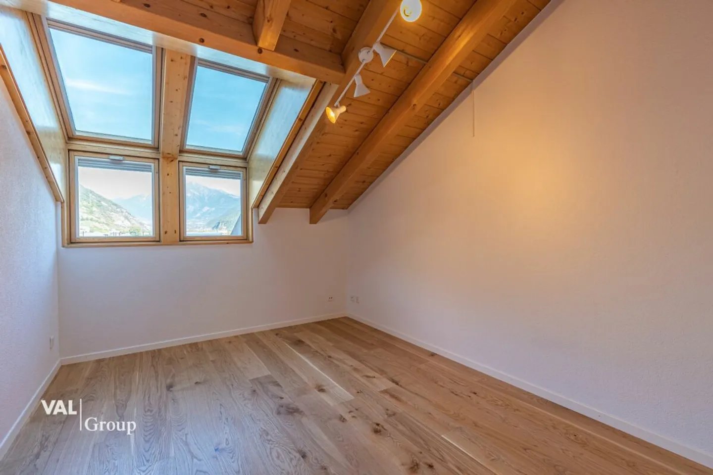 Charming 4.5 Room Attic - Photo 7 of 11