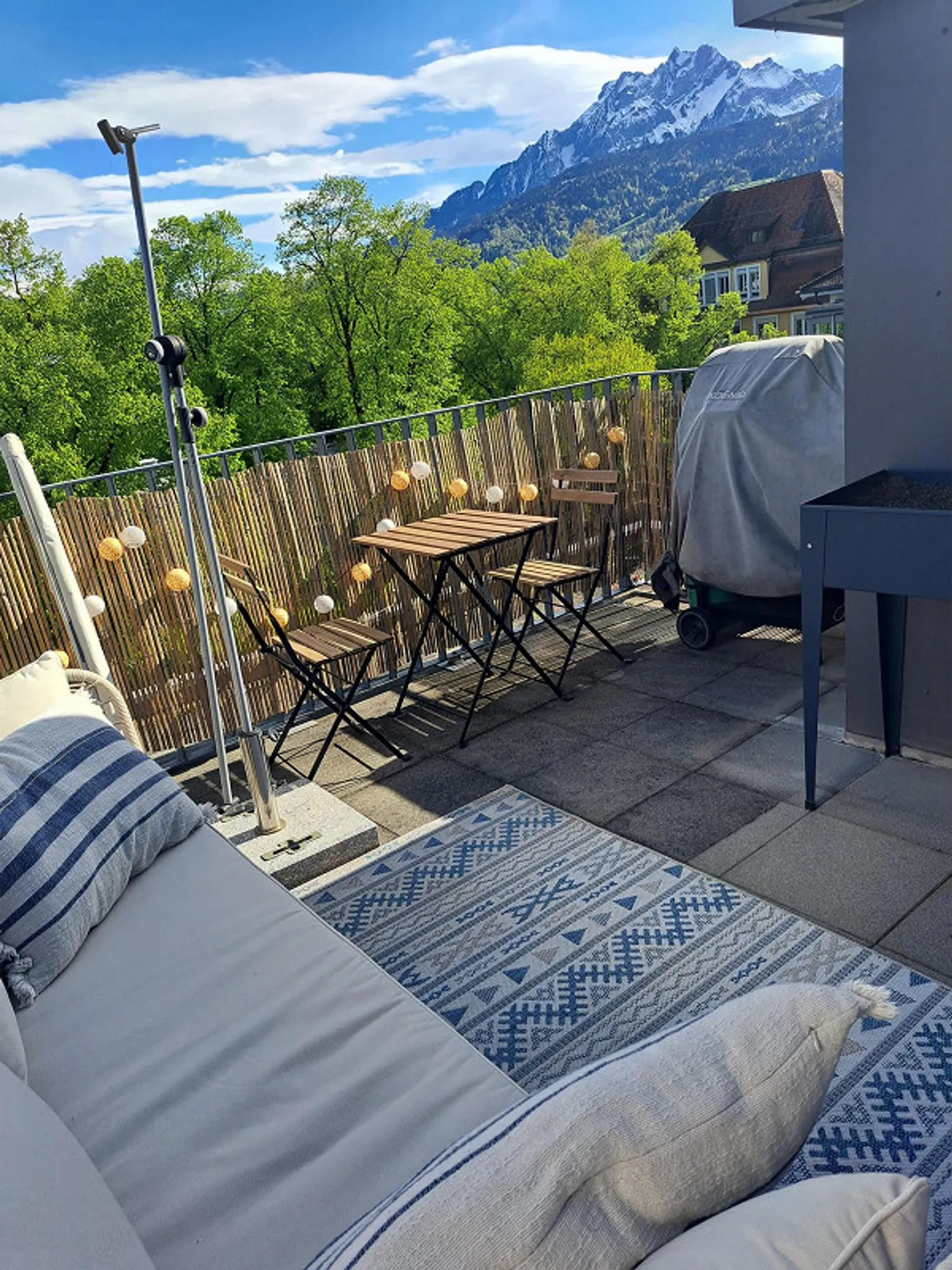 Bright attic apartment with a view of Pilatus in Lucerne's Neustadt - Photo 3 of 8