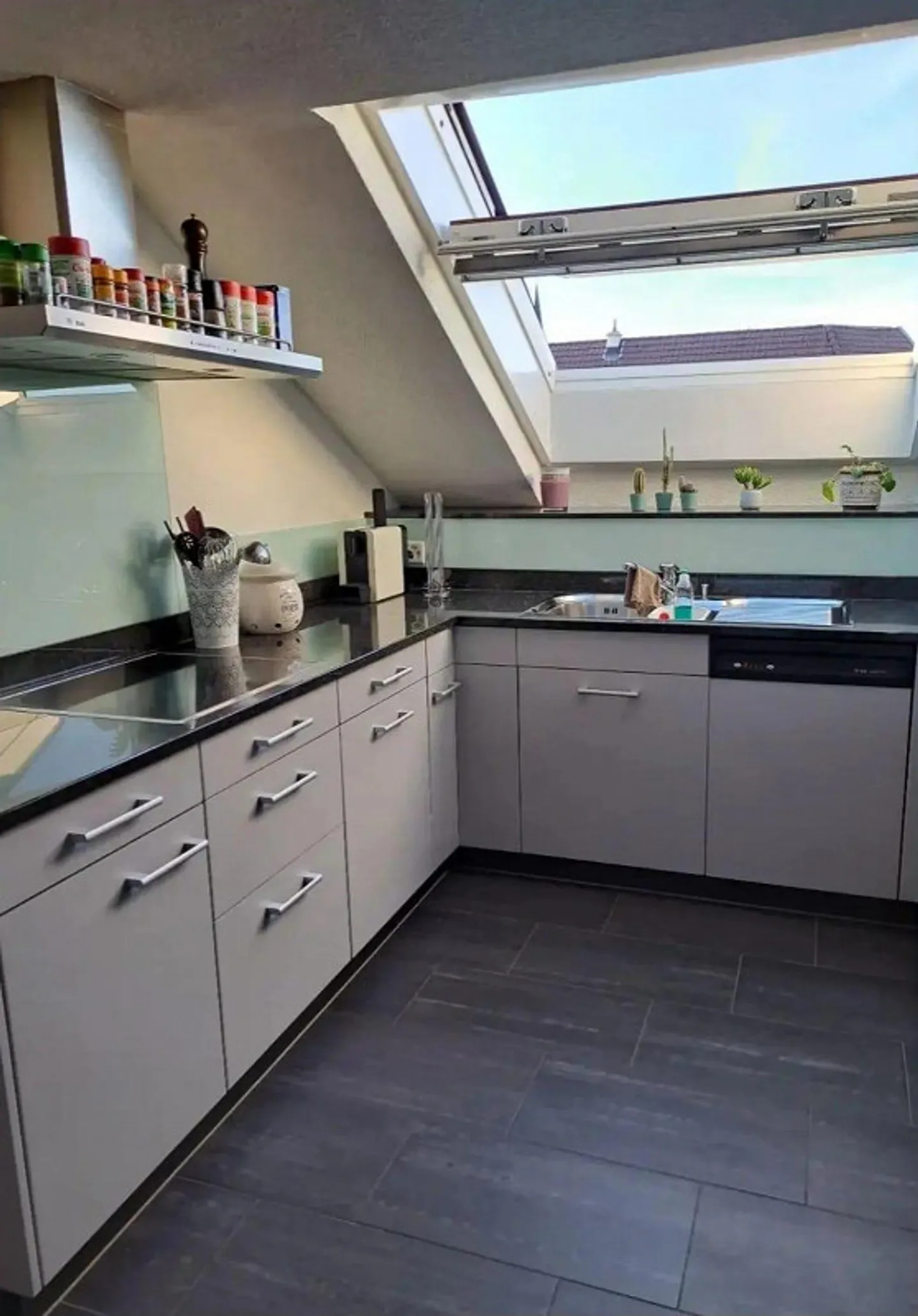 Bright attic apartment with a view of Pilatus in Lucerne's Neustadt - Photo 5 of 8