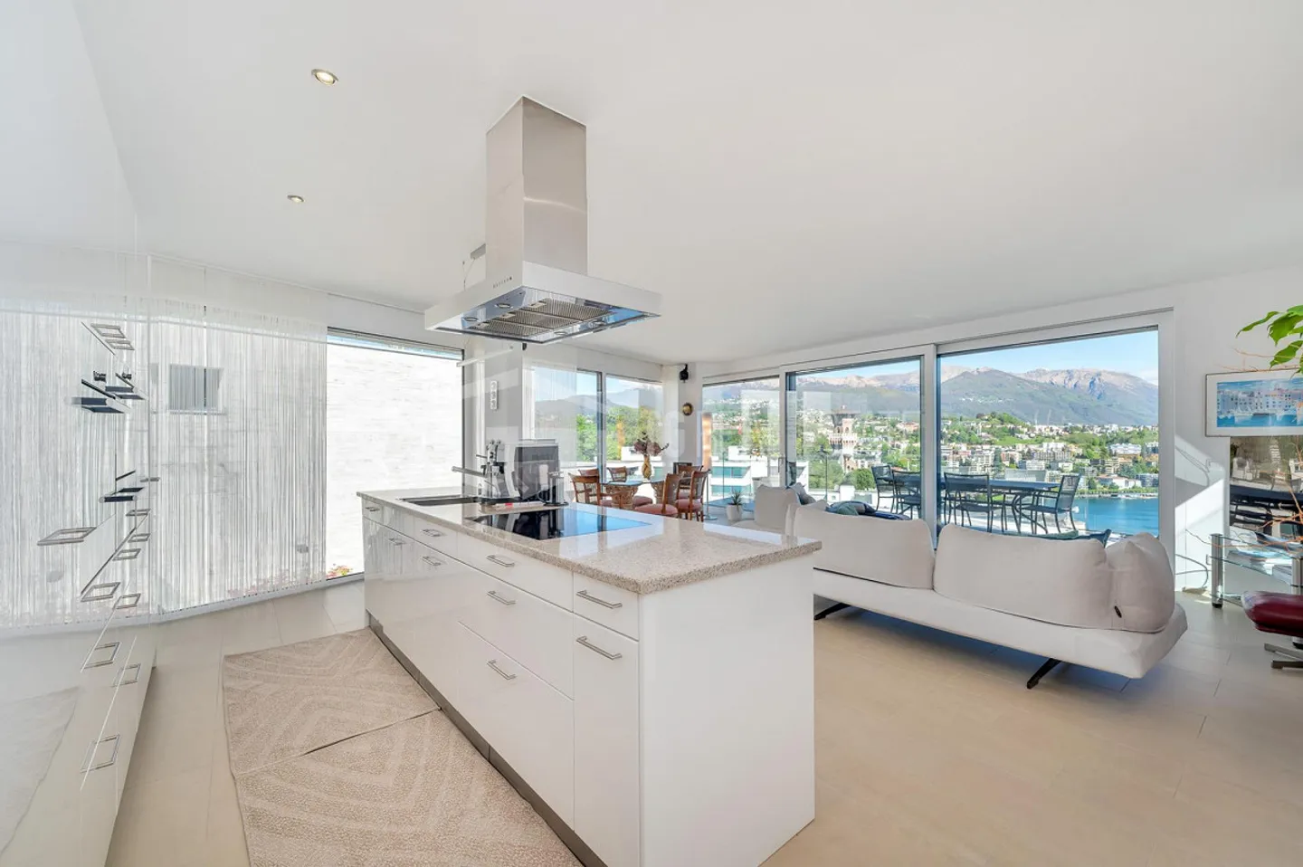 4.5 Local Dream House with Lake View Terraces - Photo 9 of 13