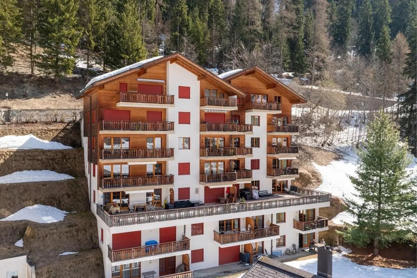 Exclusive 3.5-room penthouse apartment with gallery in a prime location in Leukerbad - Photo 1 of 6