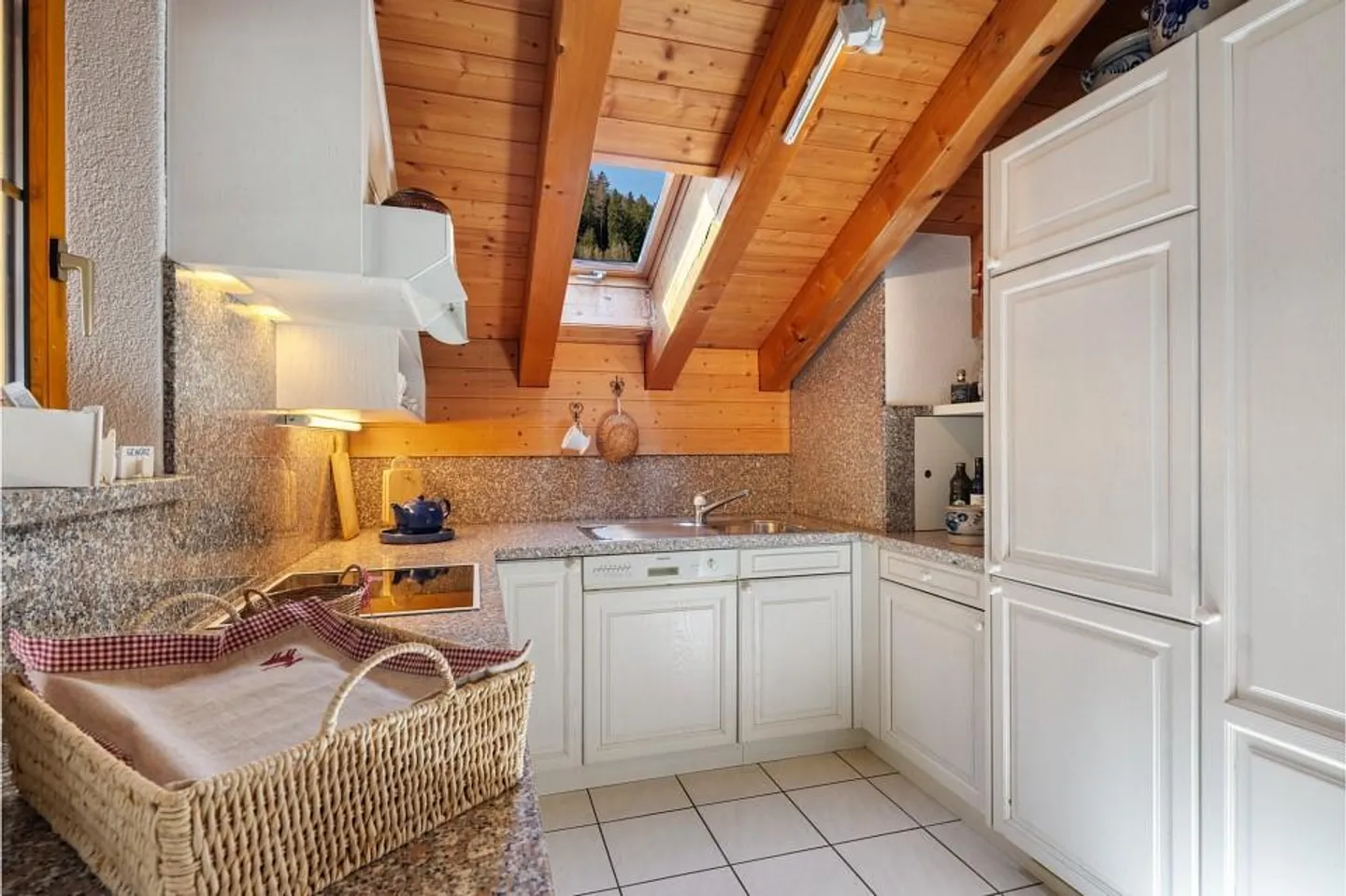 Exclusive 3.5-room penthouse apartment with gallery in a prime location in Leukerbad - Photo 3 of 6