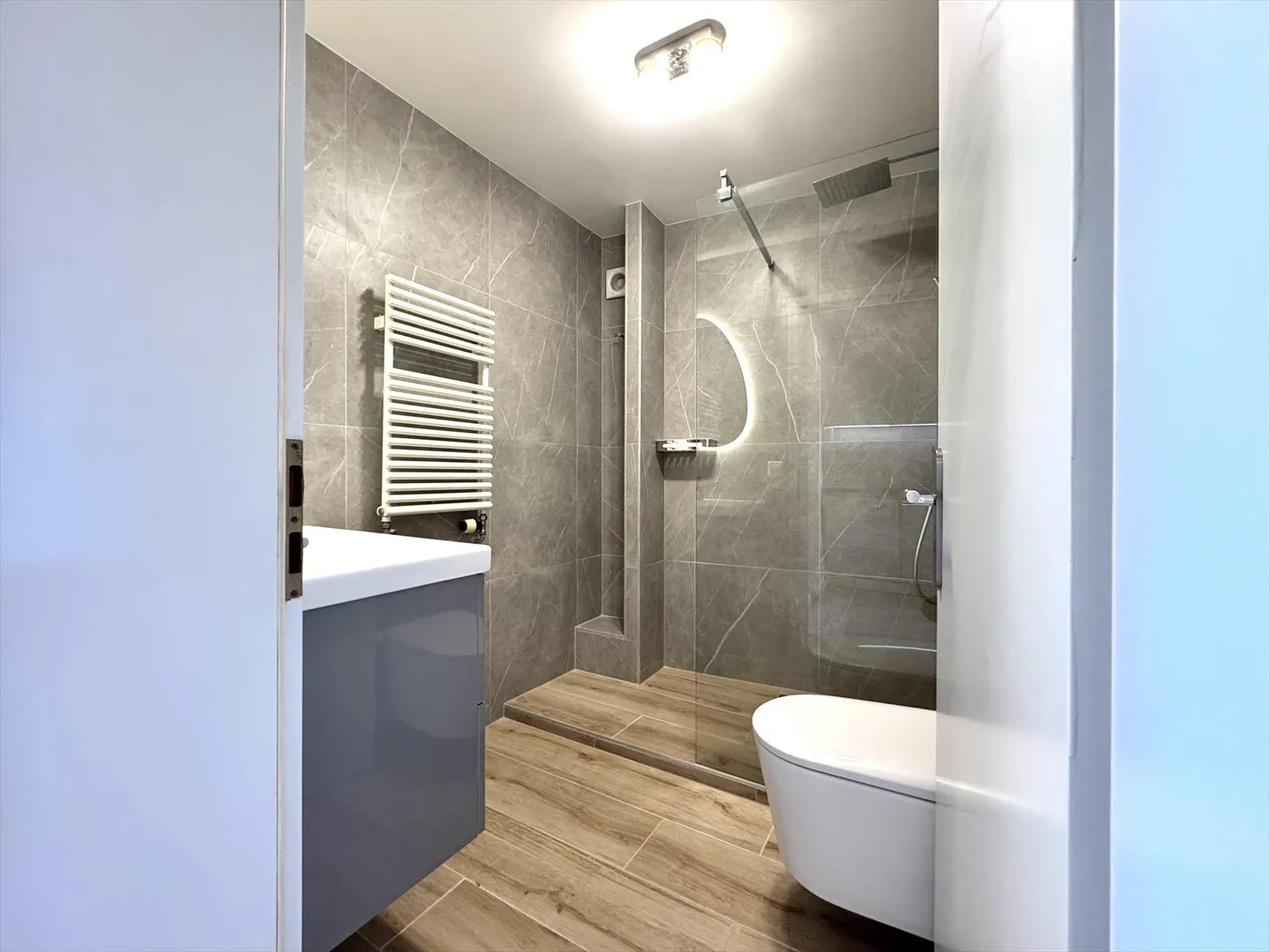 Spacious and Bright, in the Heart of the Old Town - Photo 6 of 8