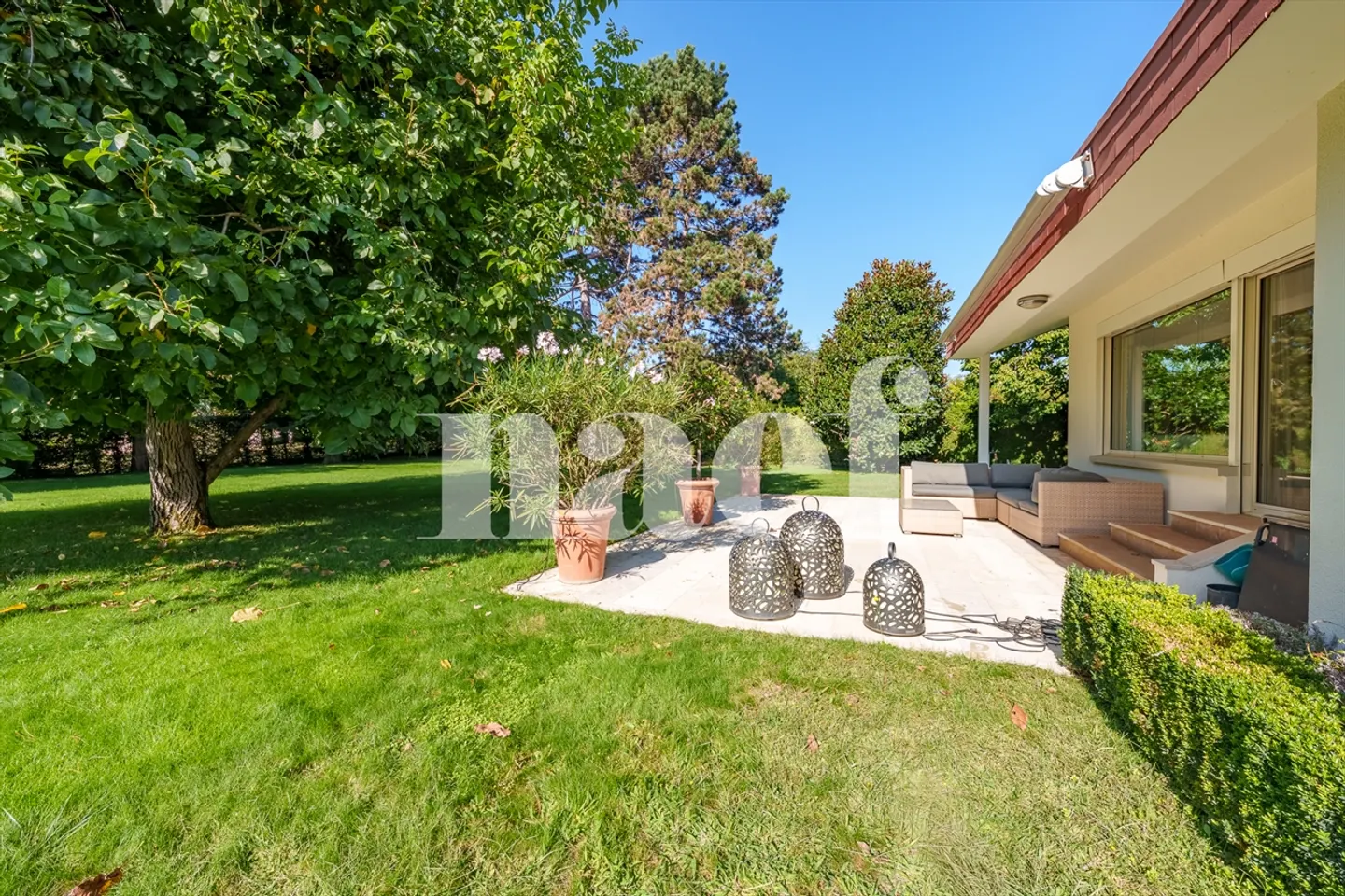Charming Detached House with Garden - Photo 2 of 9