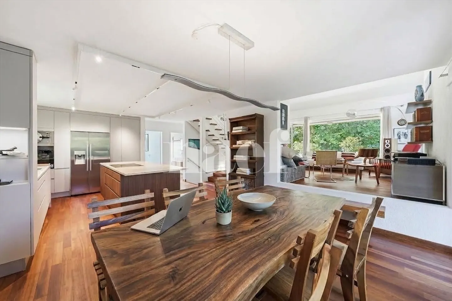 Charming Detached House with Garden - Photo 4 of 9