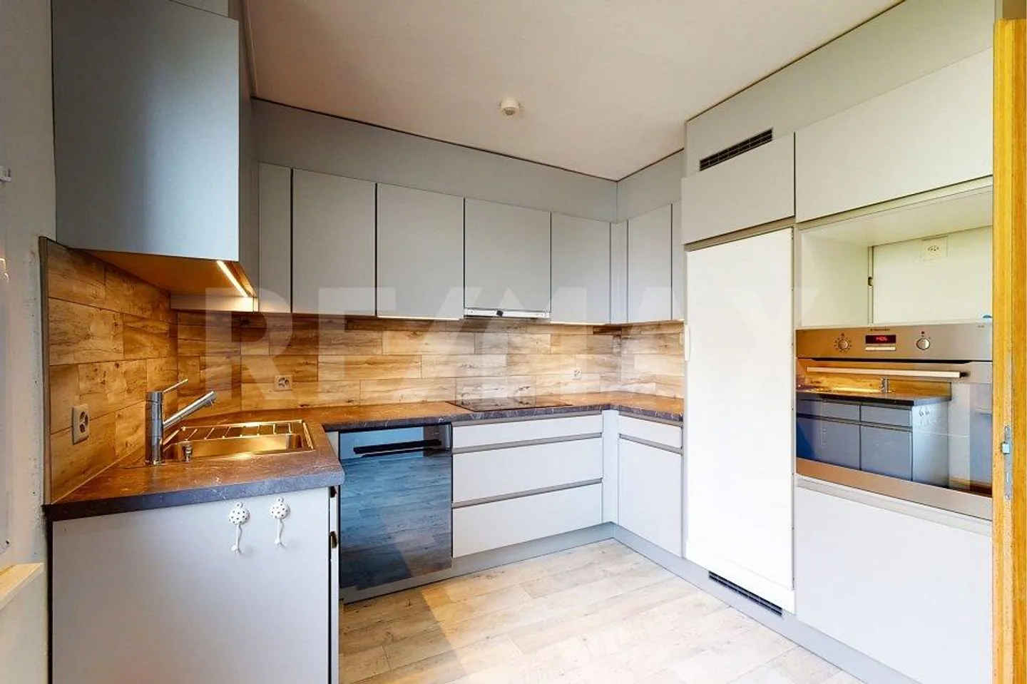Casa unifamiliare parzialmente ristrutturata con molto spazio e potenziale - Foto 5 di 13