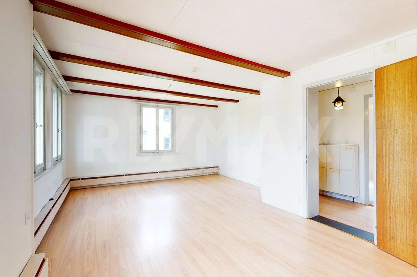 Casa unifamiliare parzialmente ristrutturata con molto spazio e potenziale - Foto 2 di 13