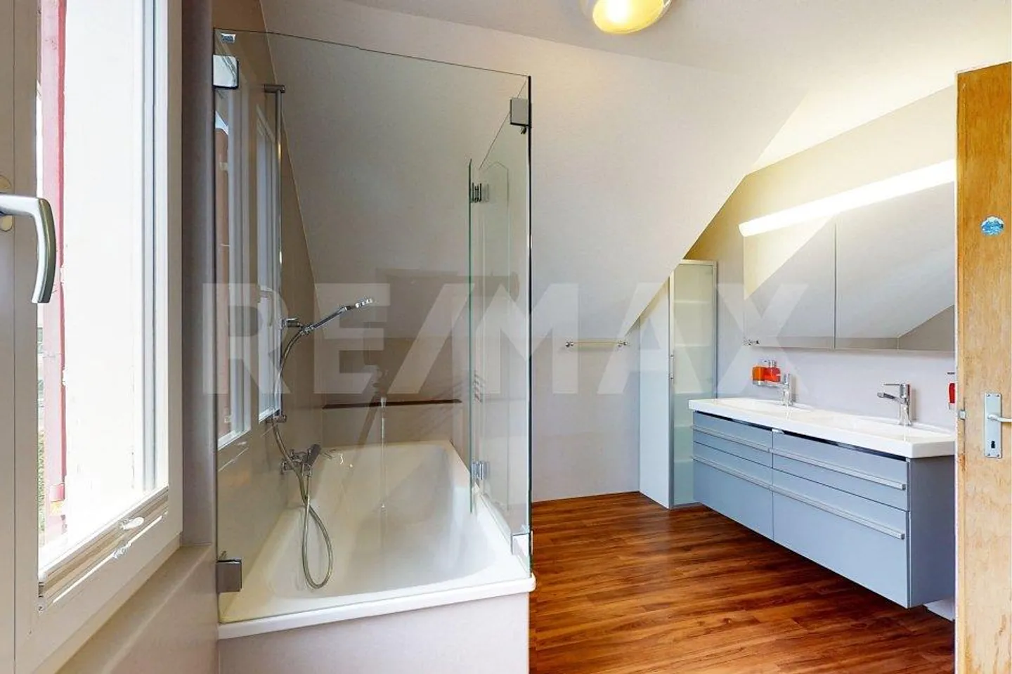Casa unifamiliare parzialmente ristrutturata con molto spazio e potenziale - Foto 7 di 13
