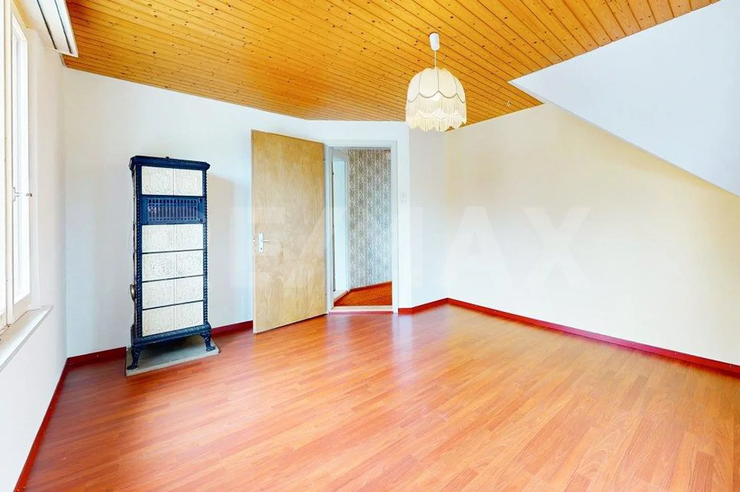 Casa unifamiliare parzialmente ristrutturata con molto spazio e potenziale - Foto 9 di 13