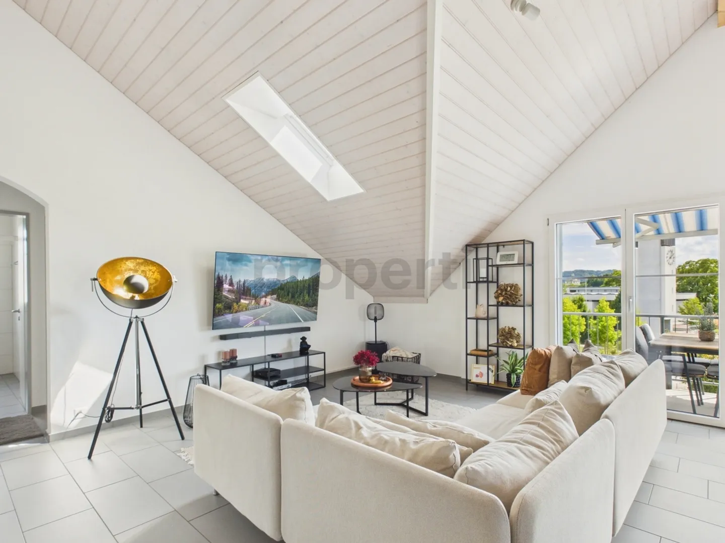 Bright 4.5-room penthouse with 2 bathrooms & parking included - Photo 1 of 12
