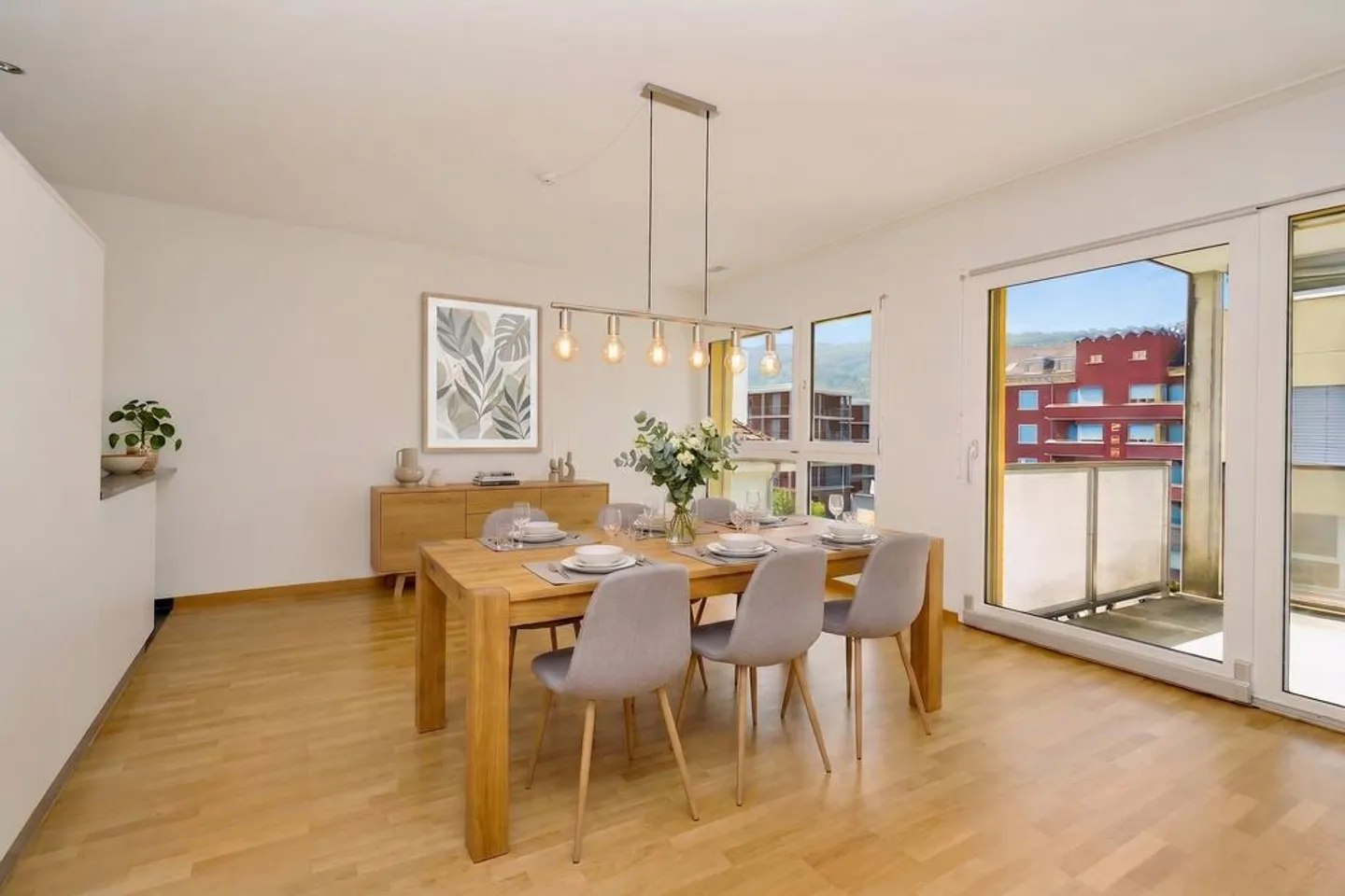 SPACIOUS APARTMENT IN A CENTRAL LOCATION - Photo 4 of 11