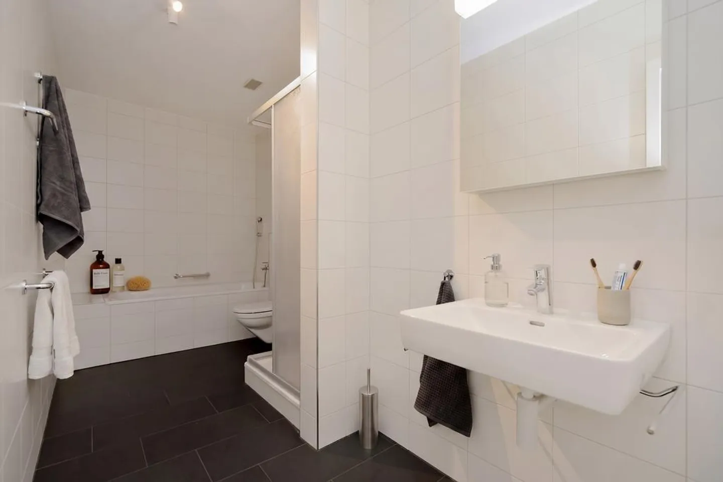 SPACIOUS APARTMENT IN A CENTRAL LOCATION - Photo 6 of 11
