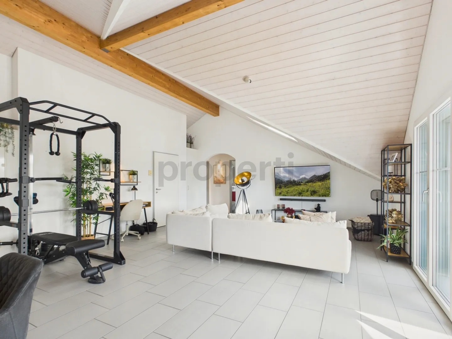 Bright 4.5-room penthouse with 2 bathrooms & parking included - Photo 2 of 12