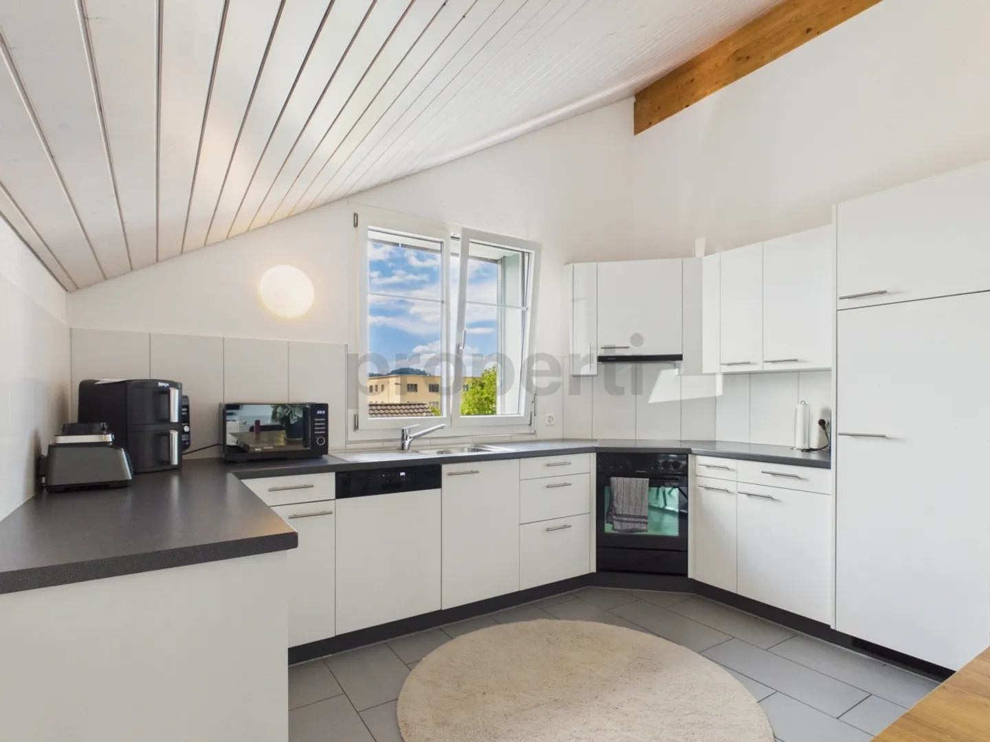 Bright 4.5-room penthouse with 2 bathrooms & parking included - Photo 4 of 12
