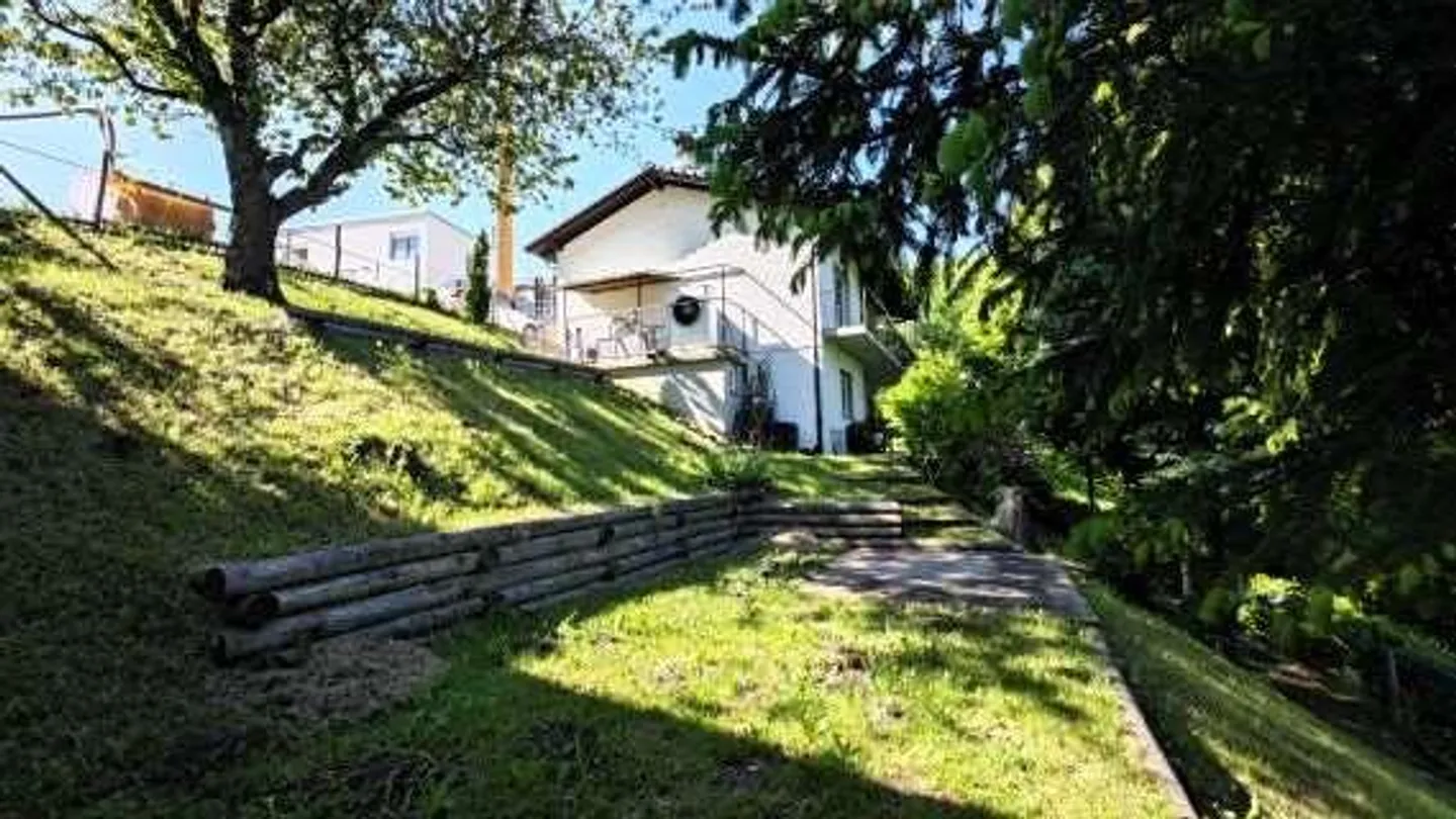 Proprietà residenziale immersa nel verde con vista panoramica - Foto 4 di 13