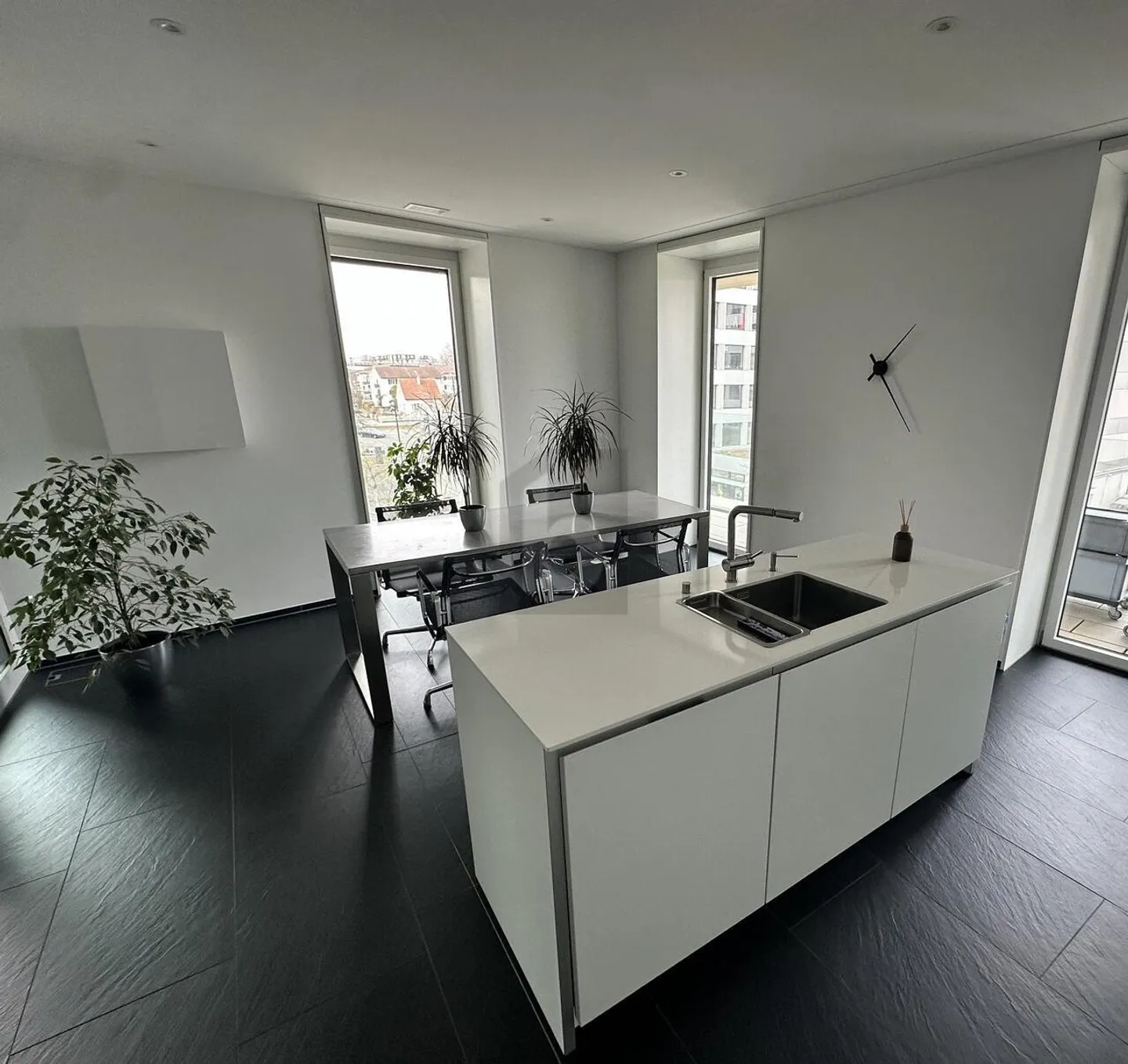 Stylish with Unique 360 Rooftop Terrace - Photo 4 of 6