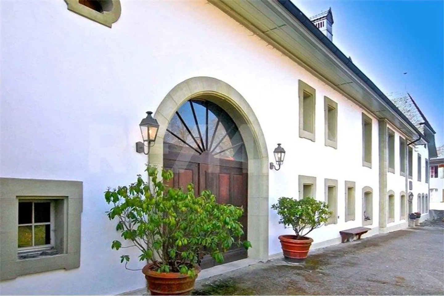 Historisches Anwesen mit idyllischem Park und großzügigem Grundstück - Foto 3 von 13