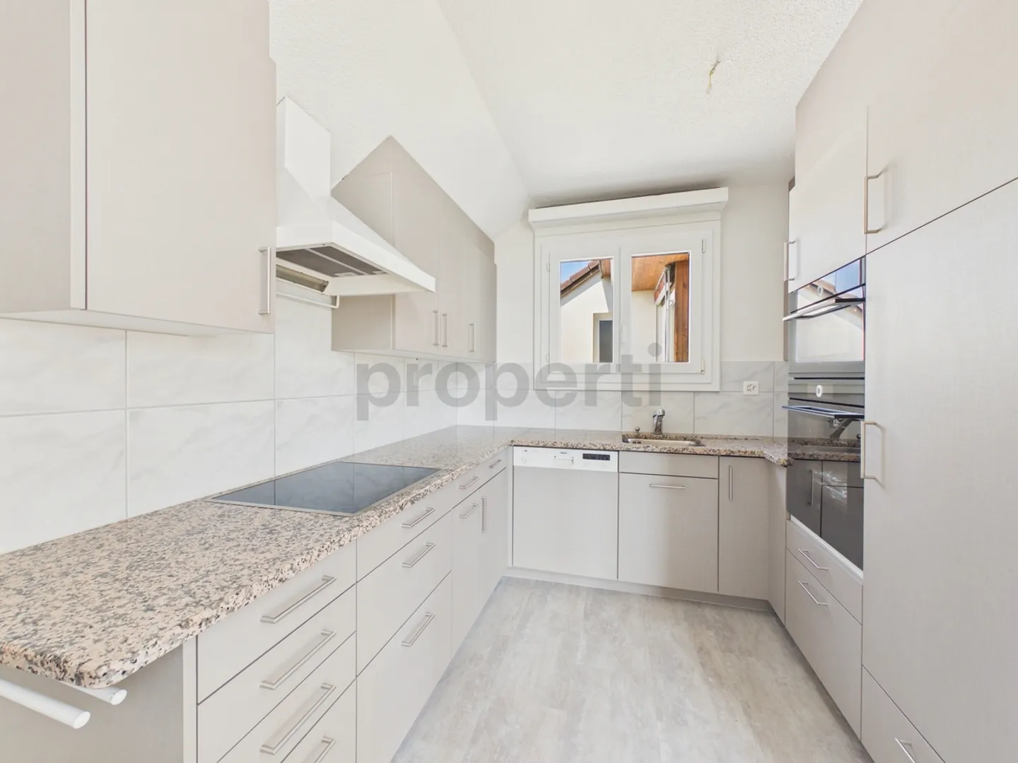 Spacious 5.5-room apartment with three terraces in Seebach - Photo 2 of 11