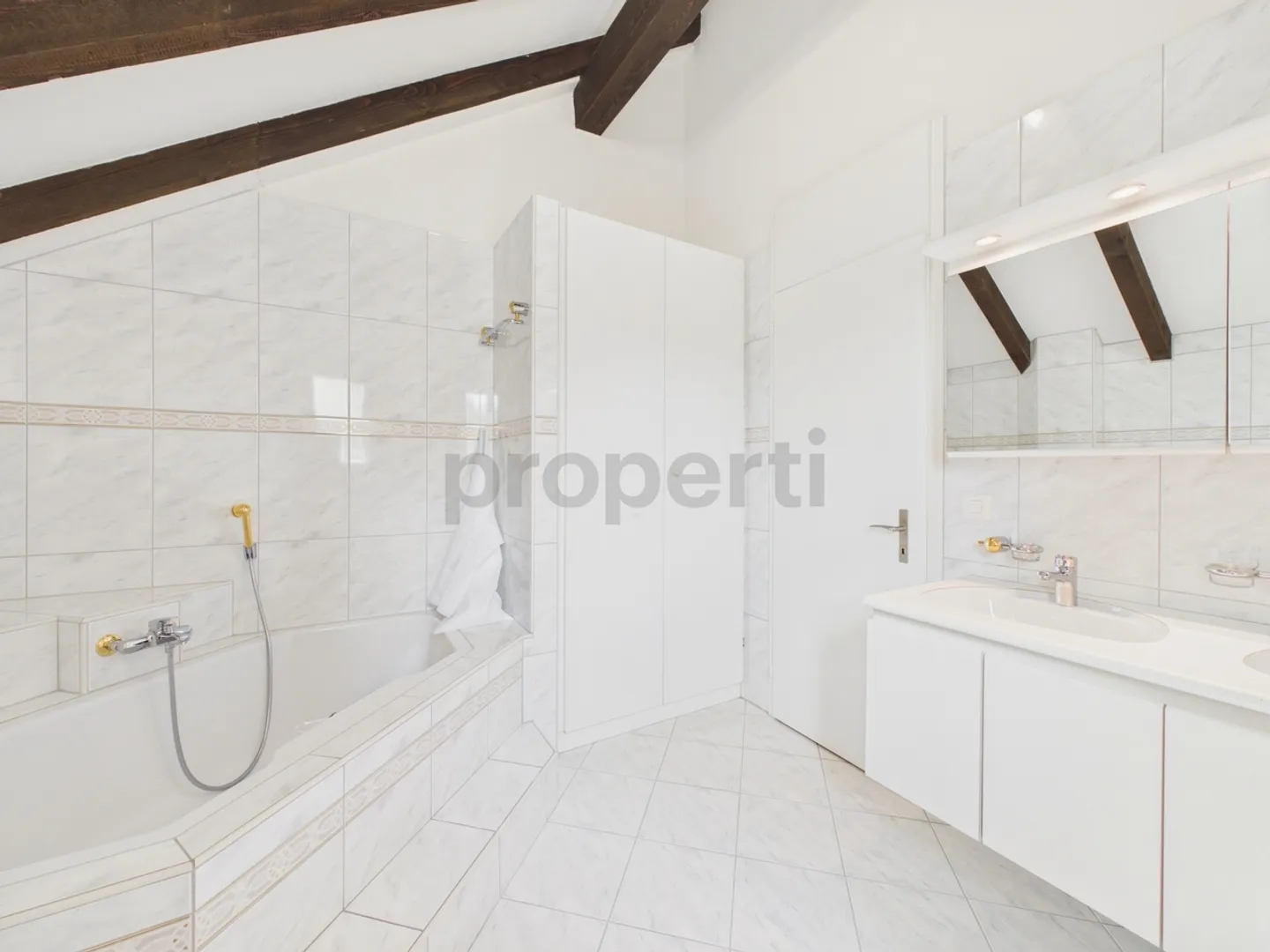 Spacious 5.5-room apartment with three terraces in Seebach - Photo 9 of 11