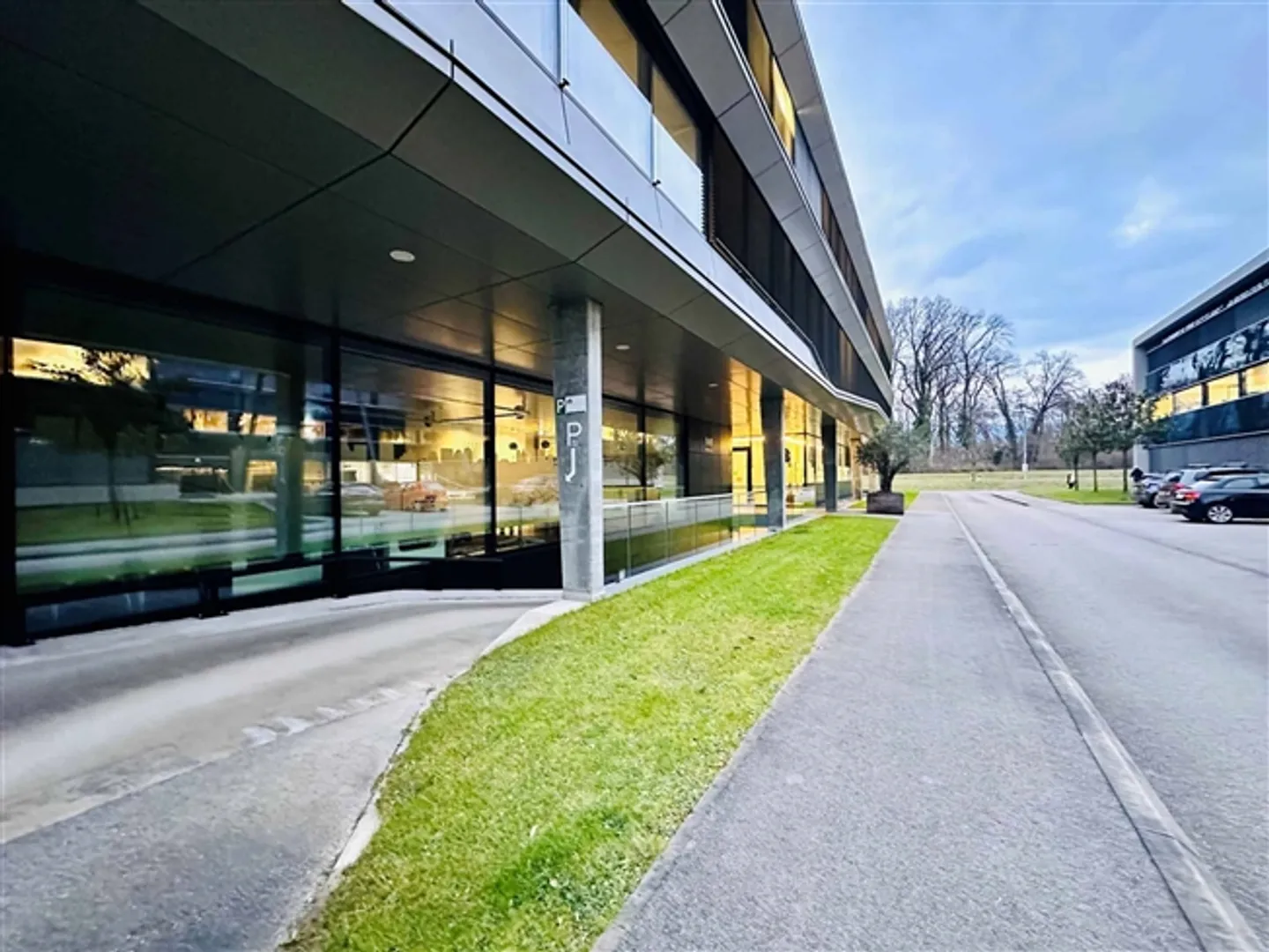 «ZU VERMIETEN - 680 m² Lagerfläche in Eysins, nur einen Steinwurf von Genf entfernt» - Foto 1 von 3