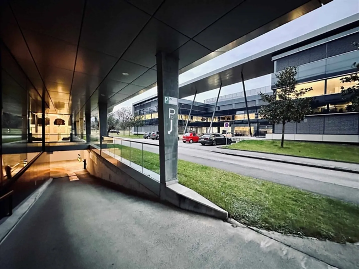 «ZU VERMIETEN - 680 m² Lagerfläche in Eysins, nur einen Steinwurf von Genf entfernt» - Foto 2 von 3