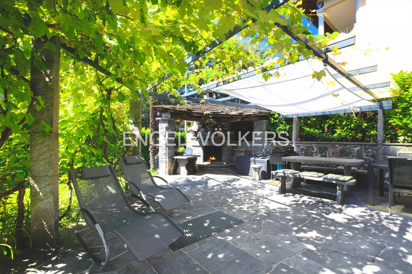 Villa du Tessin dans le style d'une maison de campagne avec 3 appartements et piscine (80) - Photo 2 sur 14