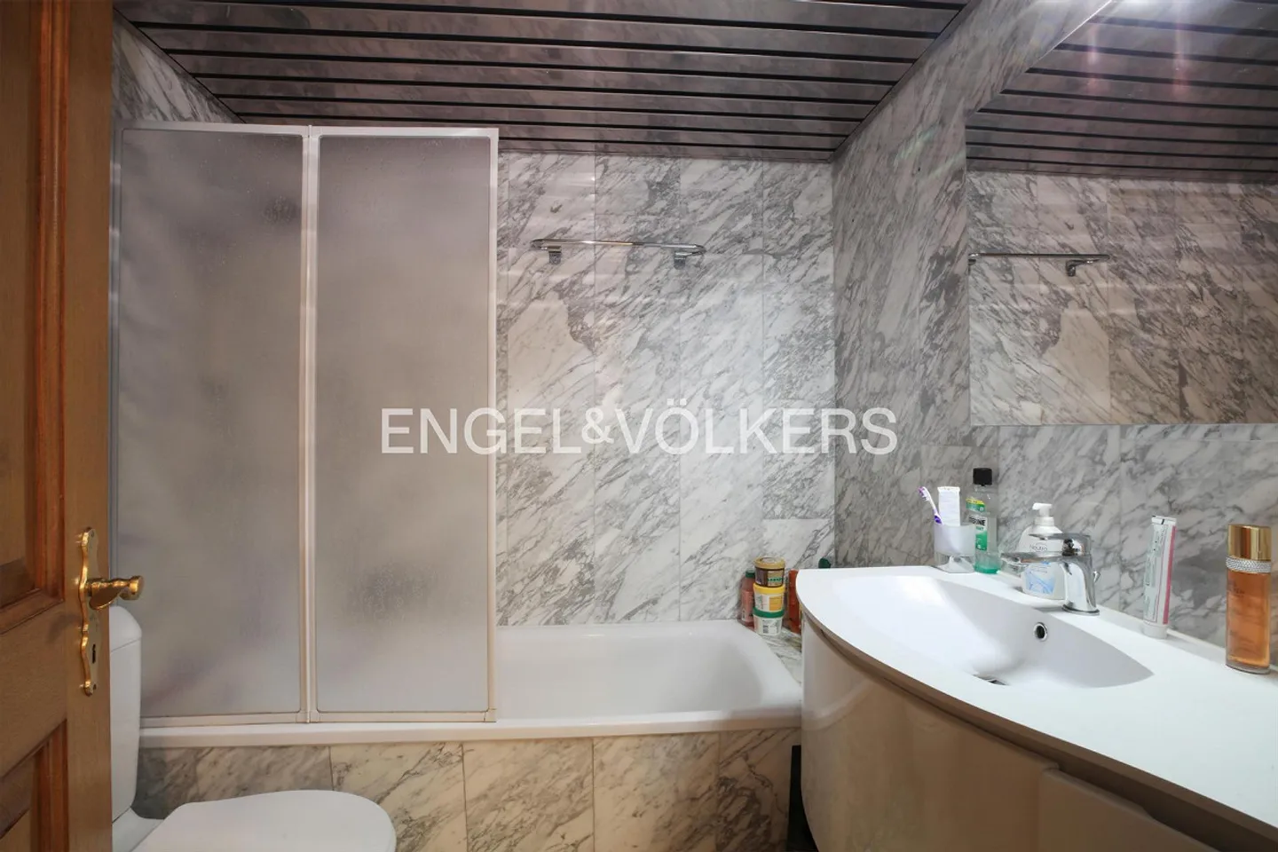 Villa du Tessin dans le style d'une maison de campagne avec 3 appartements et piscine (80) - Photo 6 sur 14