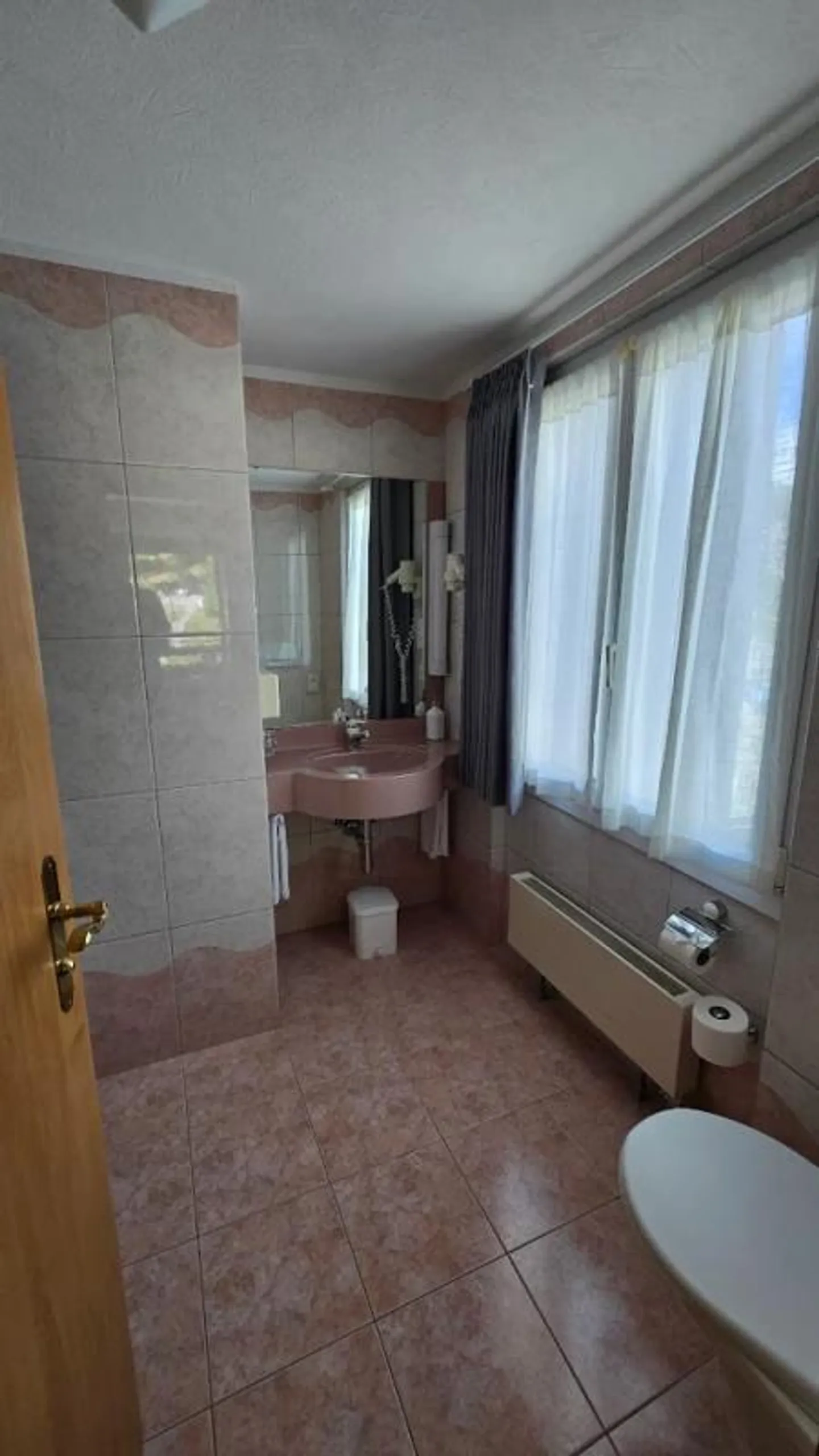 Emplacement - Emplacement - Emplacement! Très spacieux appartement de 3,5 pièces près de l'Alpin Exp... - Photo 5 sur 23