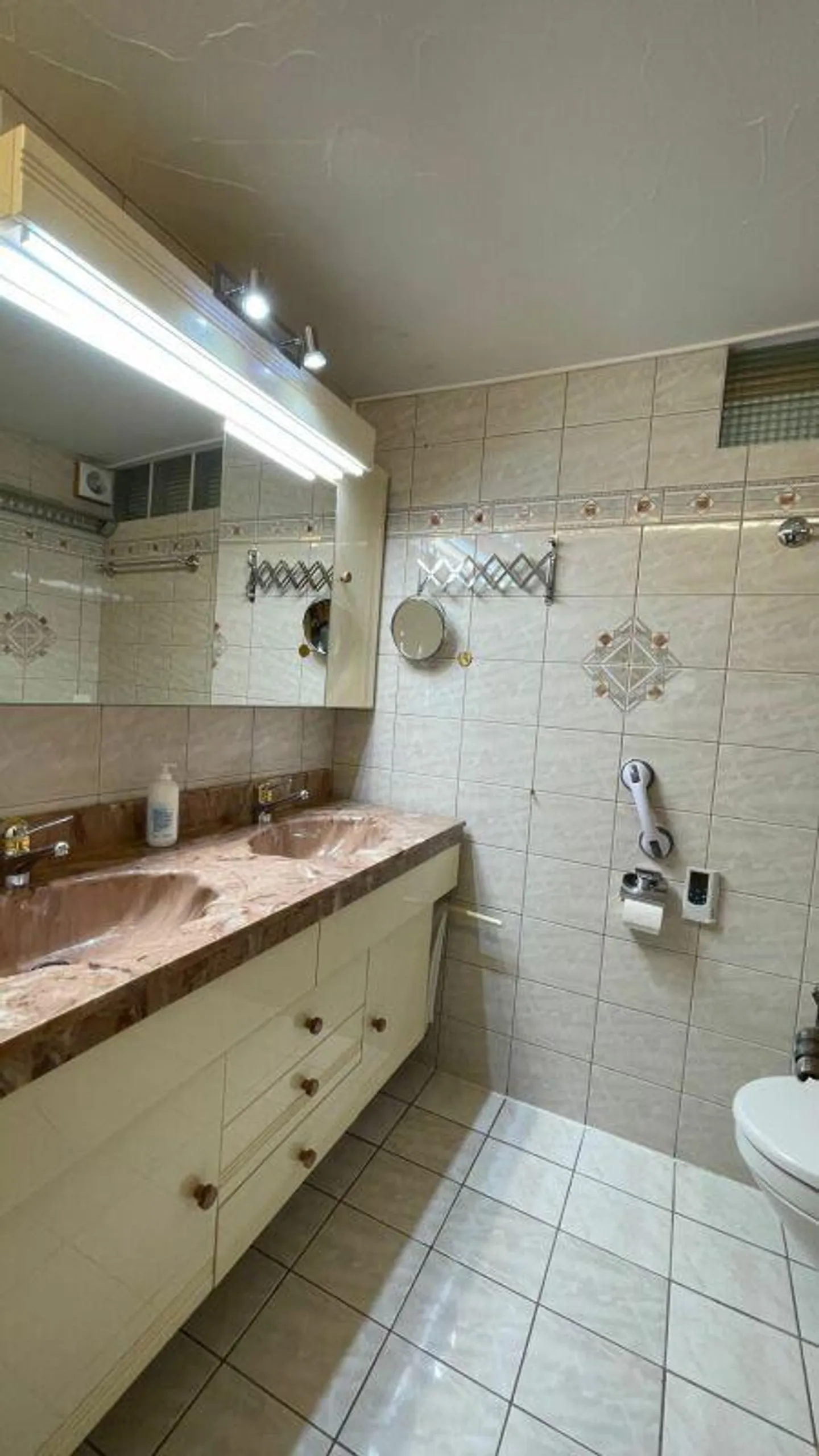 Emplacement - Emplacement - Emplacement! Très spacieux appartement de 3,5 pièces près de l'Alpin Exp... - Photo 9 sur 23