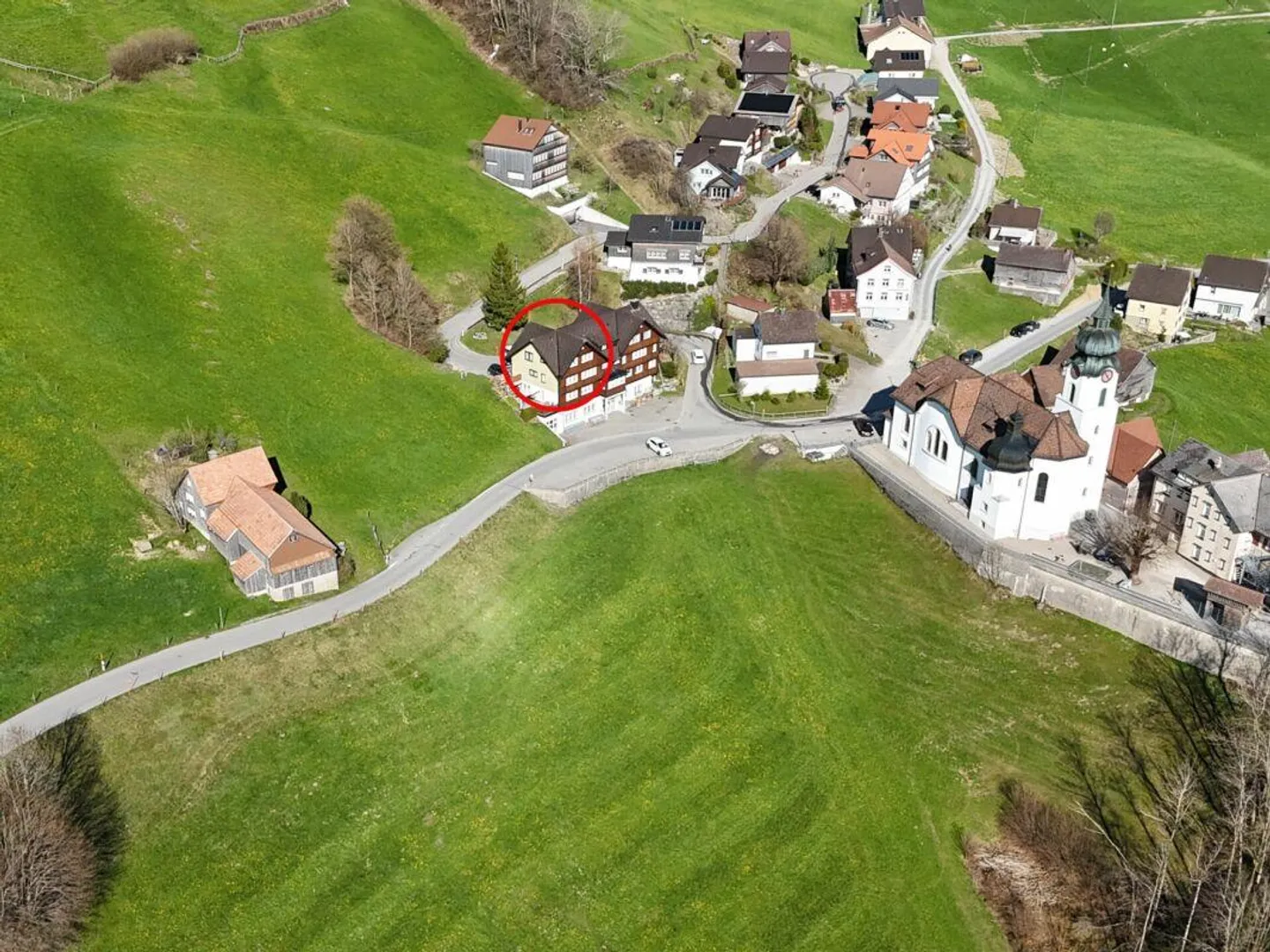 Charming 3.5-room apartment in sunny location with a view - Photo 1 of 12