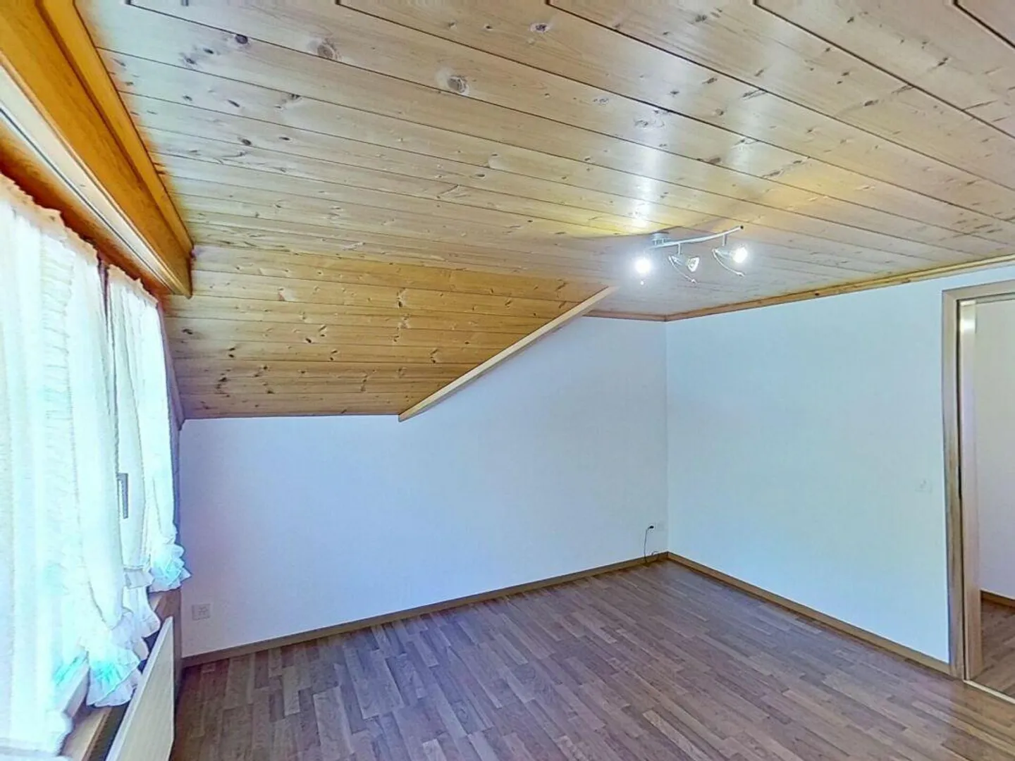 Charming 3.5-room apartment in sunny location with a view - Photo 7 of 12