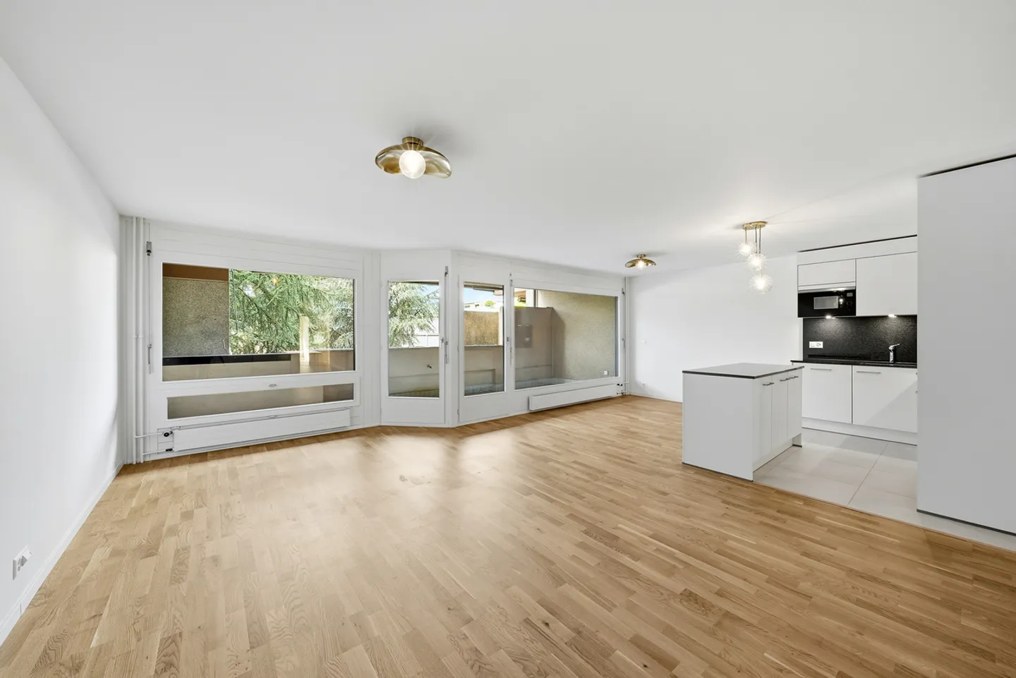 SCHÖNE RENOVIERTE WOHNUNG MIT 4,5 ZIMMERN • 116 m2 • 2 Balkone von 19 m2 - Foto 2 von 9