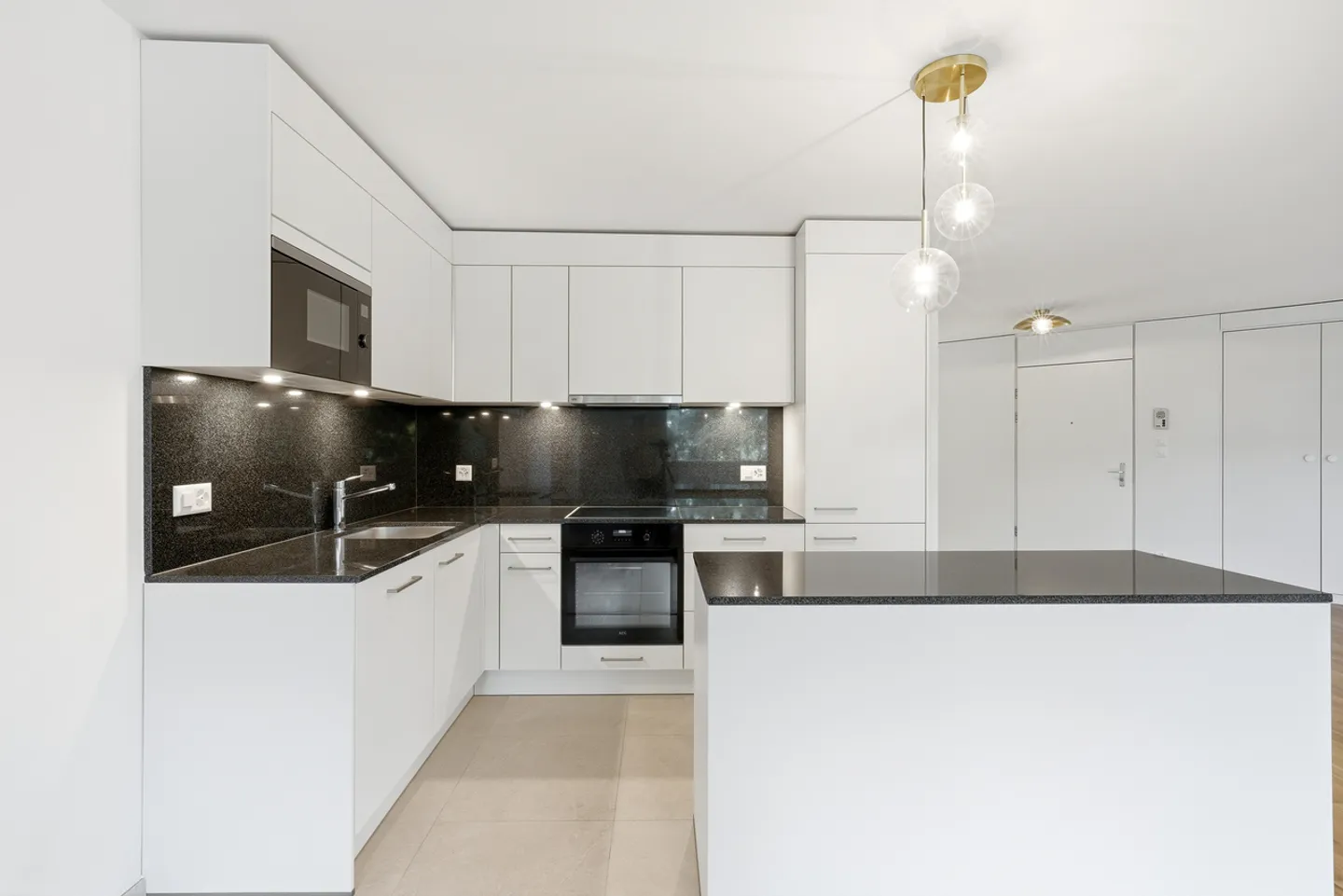 SCHÖNE RENOVIERTE WOHNUNG MIT 4,5 ZIMMERN • 116 m2 • 2 Balkone von 19 m2 - Foto 4 von 9