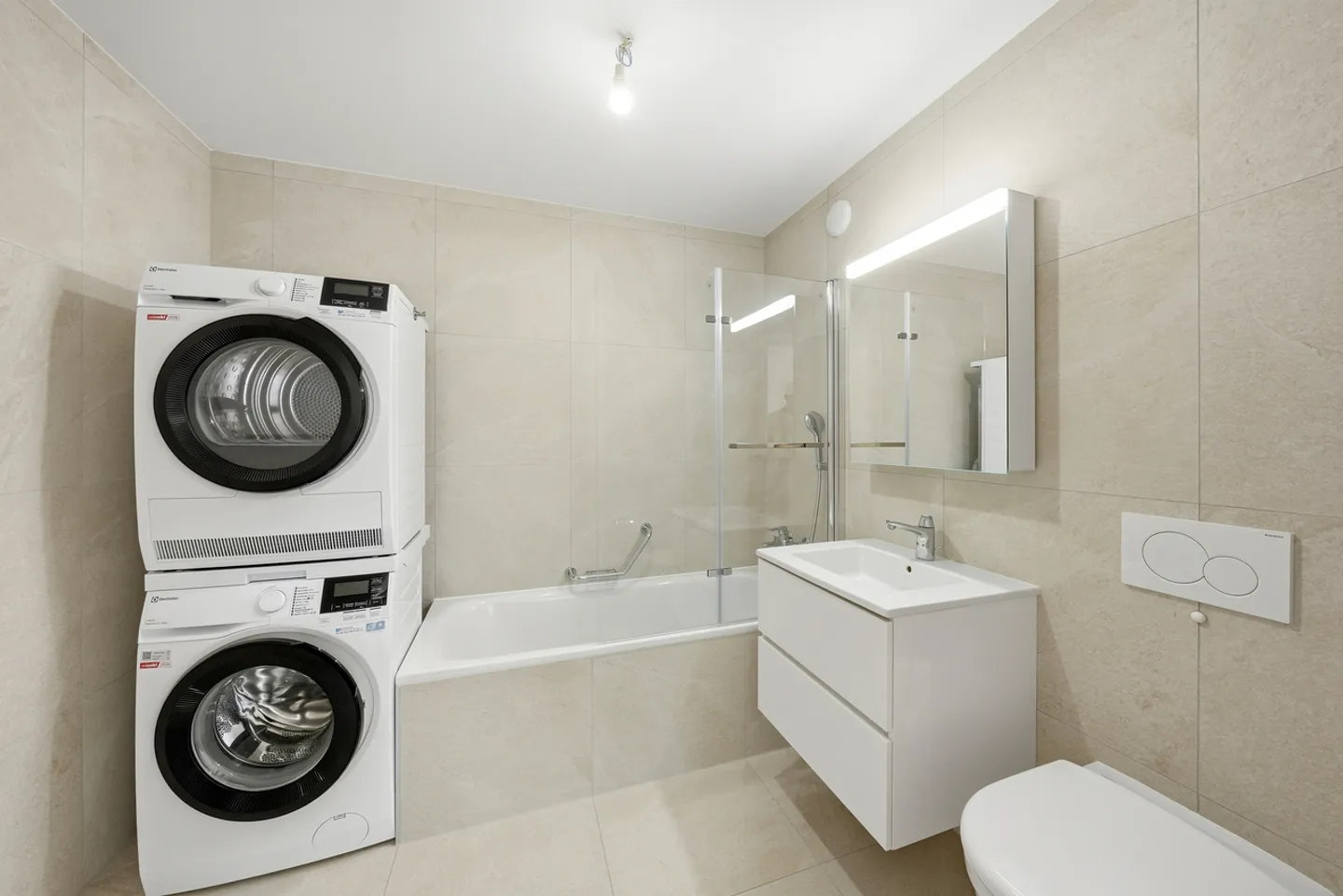 SCHÖNE RENOVIERTE WOHNUNG MIT 4,5 ZIMMERN • 116 m2 • 2 Balkone von 19 m2 - Foto 7 von 9