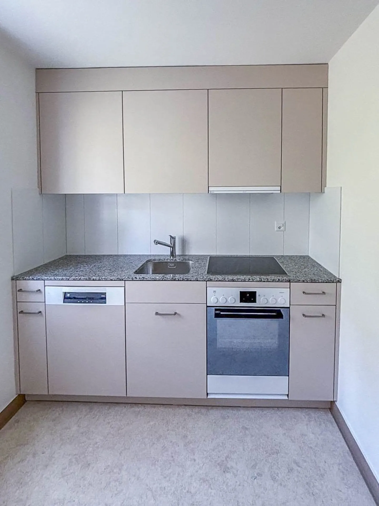 Beautiful 4-room apartment with garden seating area - Photo 2 of 5