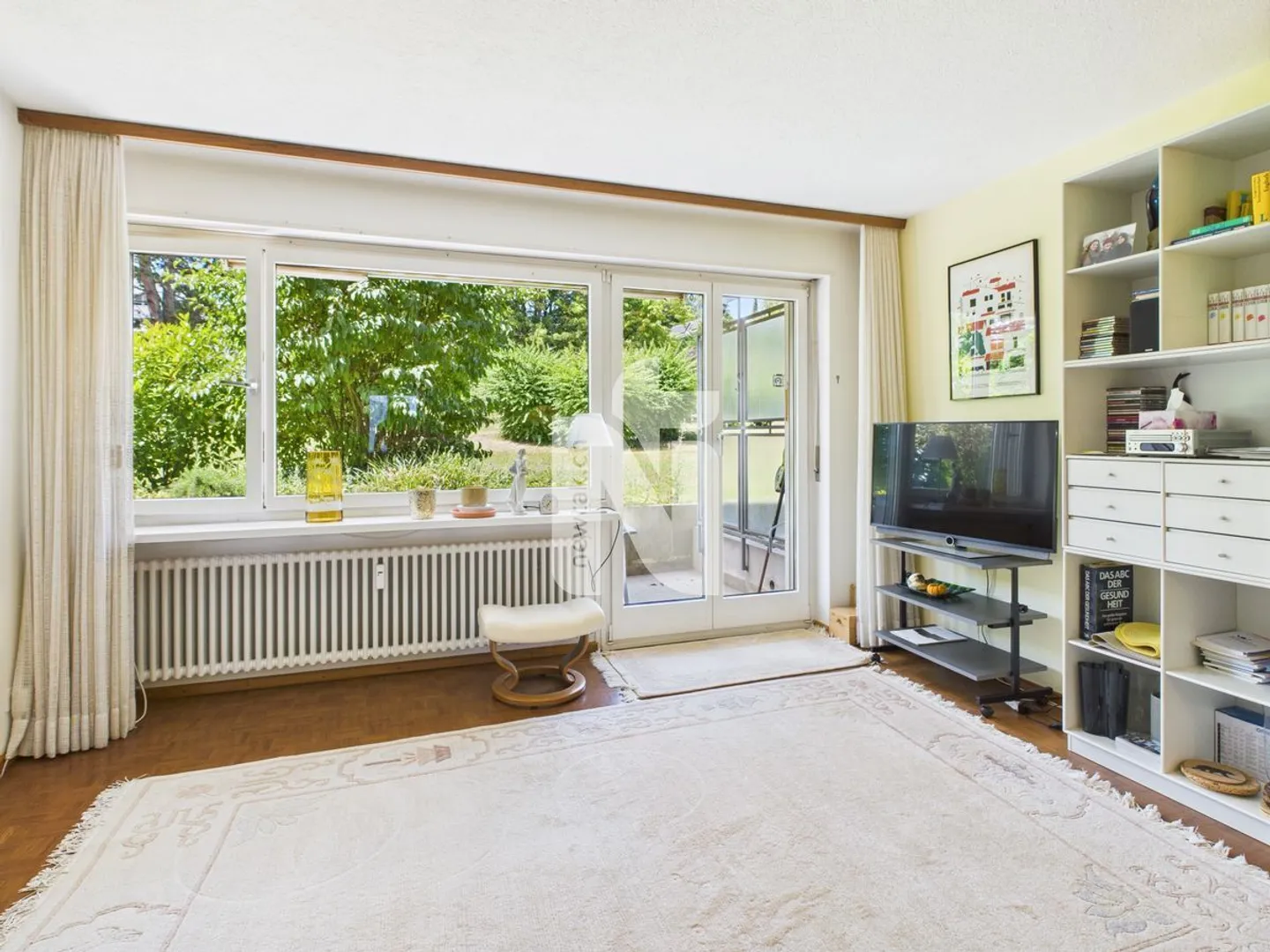 Appartement attrayant de 3,5 pièces au rez-de-chaussée avec patio, grand jardin commun, salle de loisirs et place de parking souterrain - Photo 5 sur 13