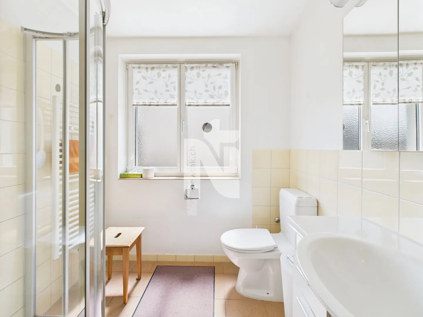 Appartement attrayant de 3,5 pièces au rez-de-chaussée avec patio, grand jardin commun, salle de loisirs et place de parking souterrain - Photo 8 sur 13