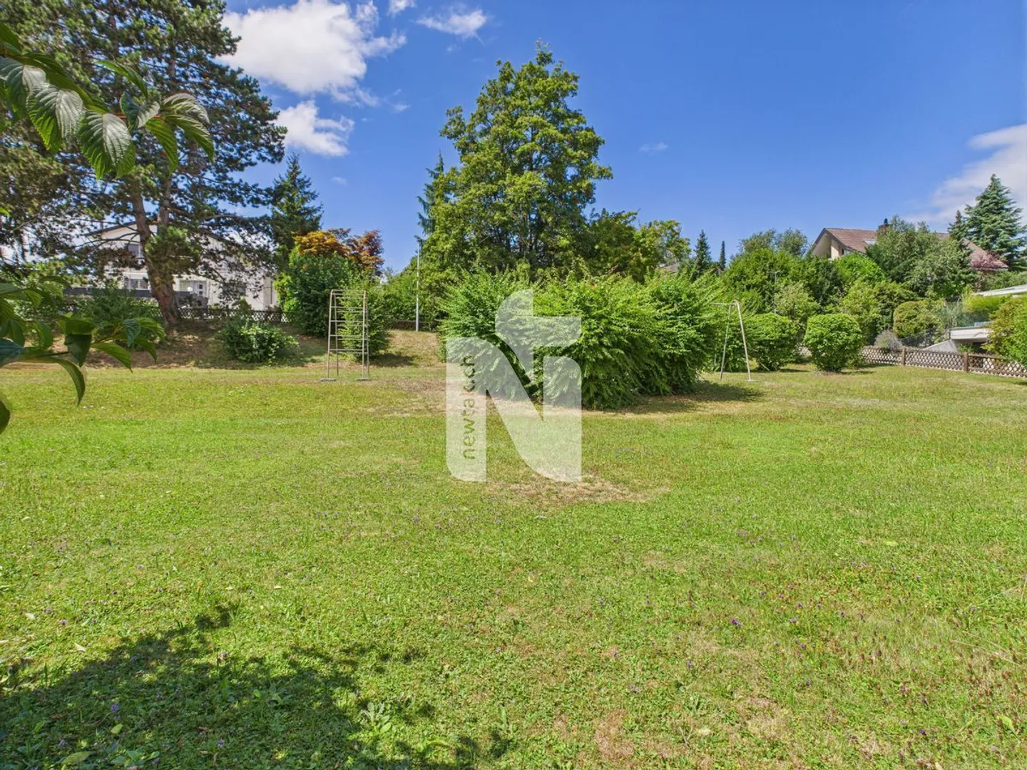 Appartement attrayant de 3,5 pièces au rez-de-chaussée avec patio, grand jardin commun, salle de loisirs et place de parking souterrain - Photo 12 sur 13