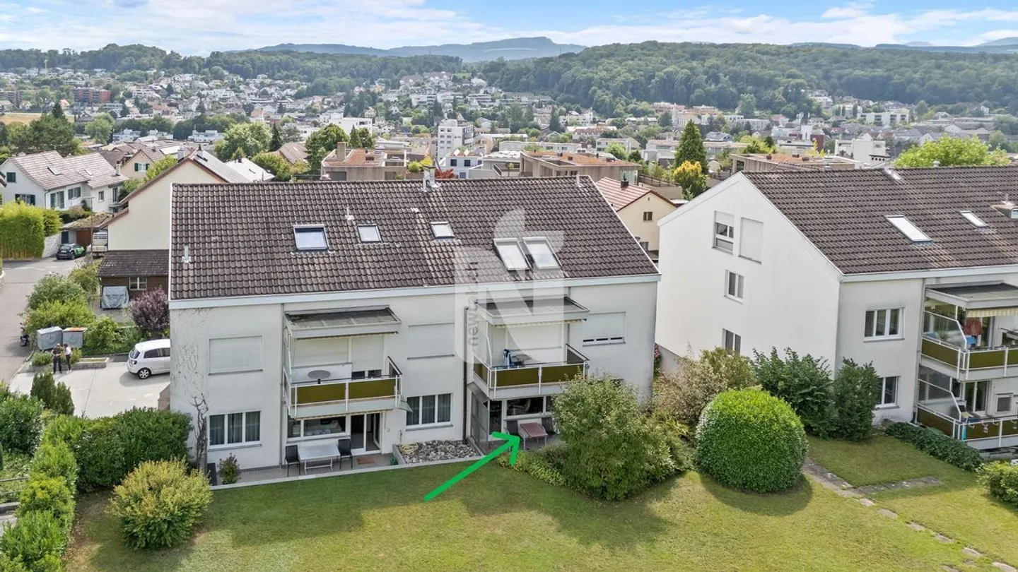 Appartement attrayant de 3,5 pièces au rez-de-chaussée avec patio, grand jardin commun, salle de loisirs et place de parking souterrain - Photo 1 sur 13