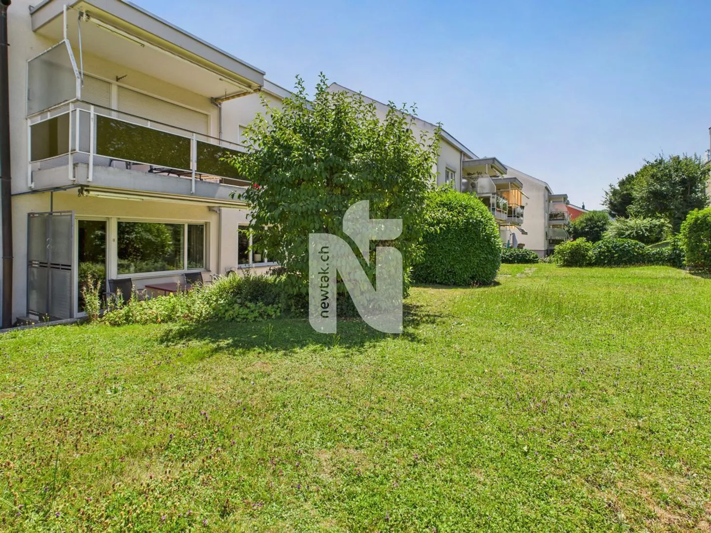 Appartement attrayant de 3,5 pièces au rez-de-chaussée avec patio, grand jardin commun, salle de loisirs et place de parking souterrain - Photo 2 sur 13