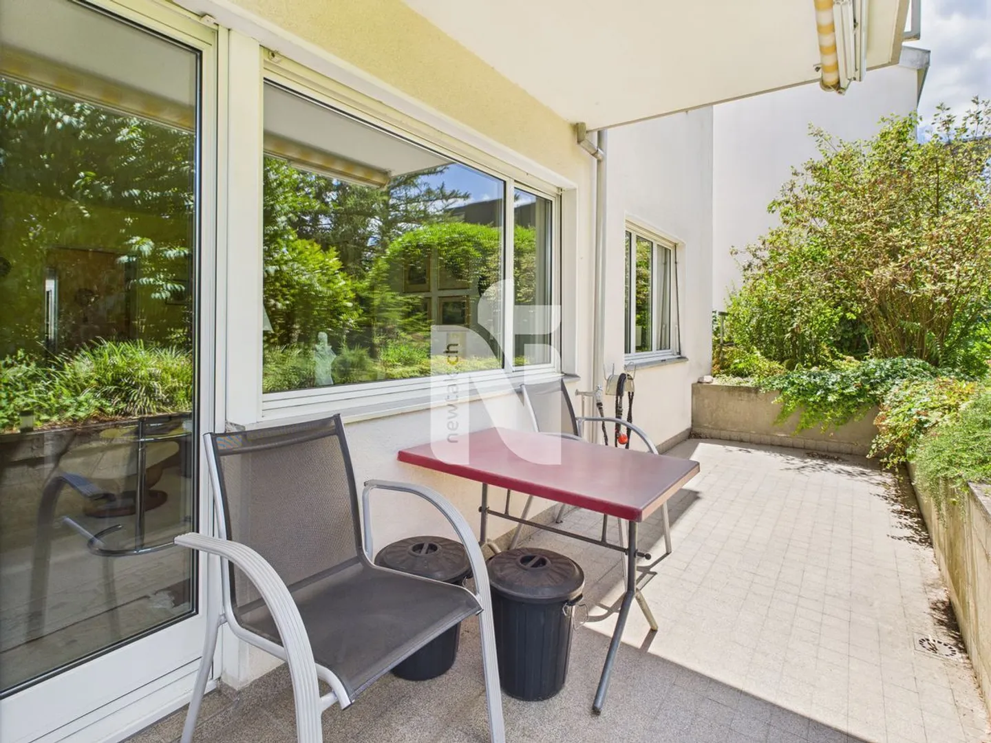 Appartement attrayant de 3,5 pièces au rez-de-chaussée avec patio, grand jardin commun, salle de loisirs et place de parking souterrain - Photo 3 sur 13