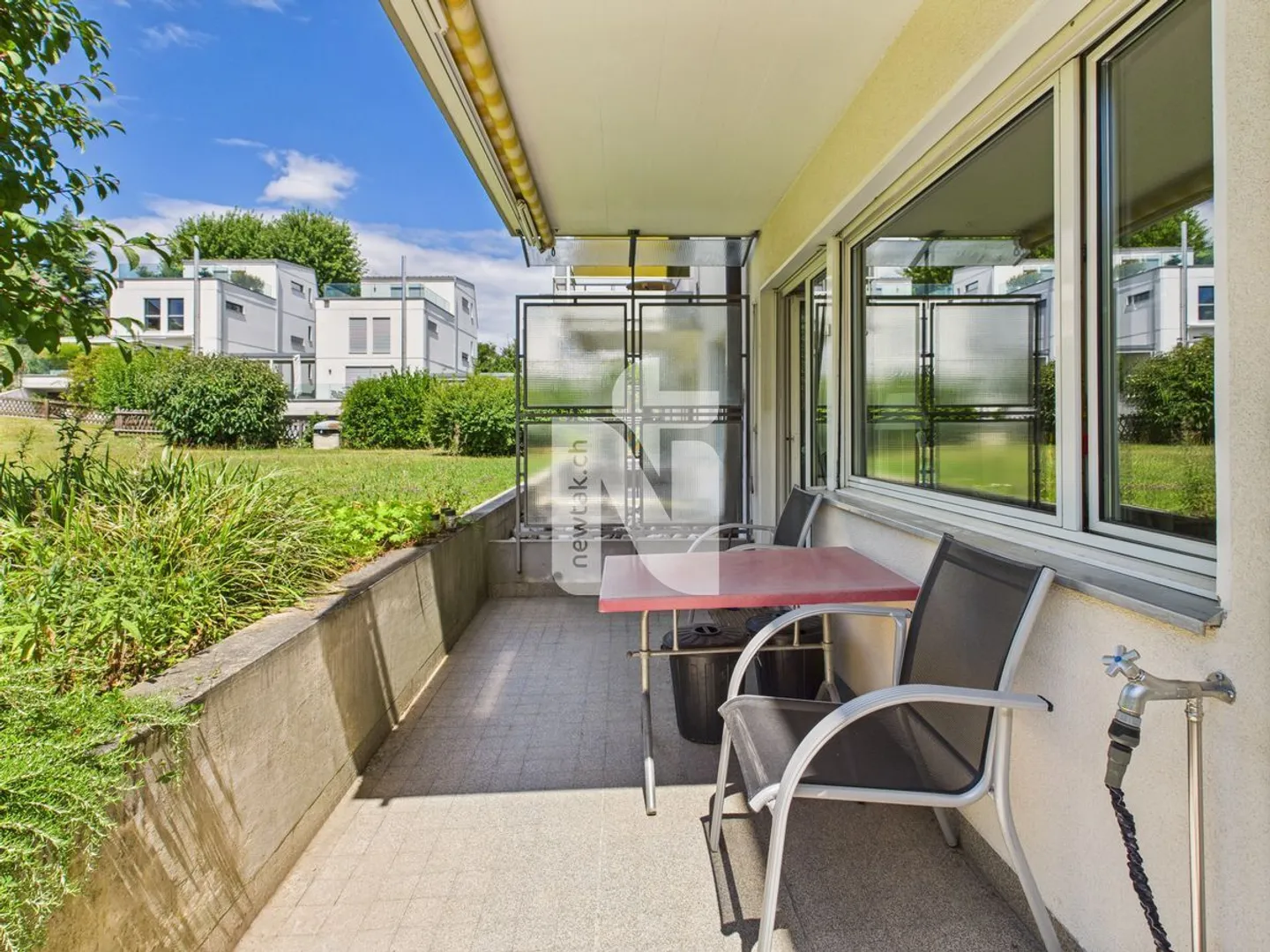 Appartement attrayant de 3,5 pièces au rez-de-chaussée avec patio, grand jardin commun, salle de loisirs et place de parking souterrain - Photo 4 sur 13