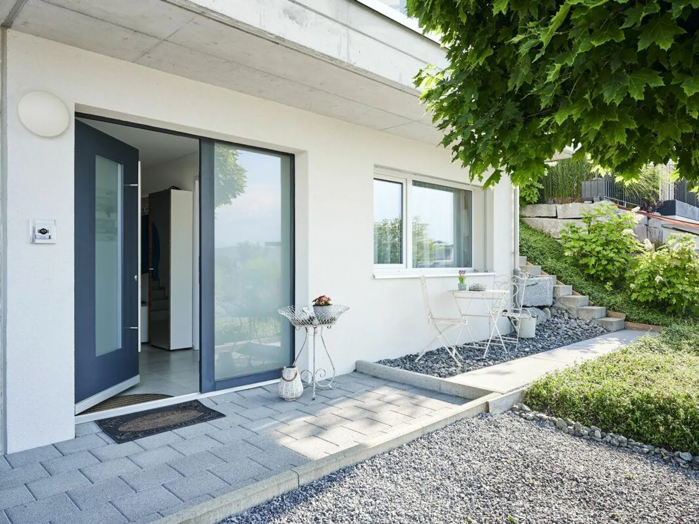 Stylish home with panoramic view - Photo 2 of 15