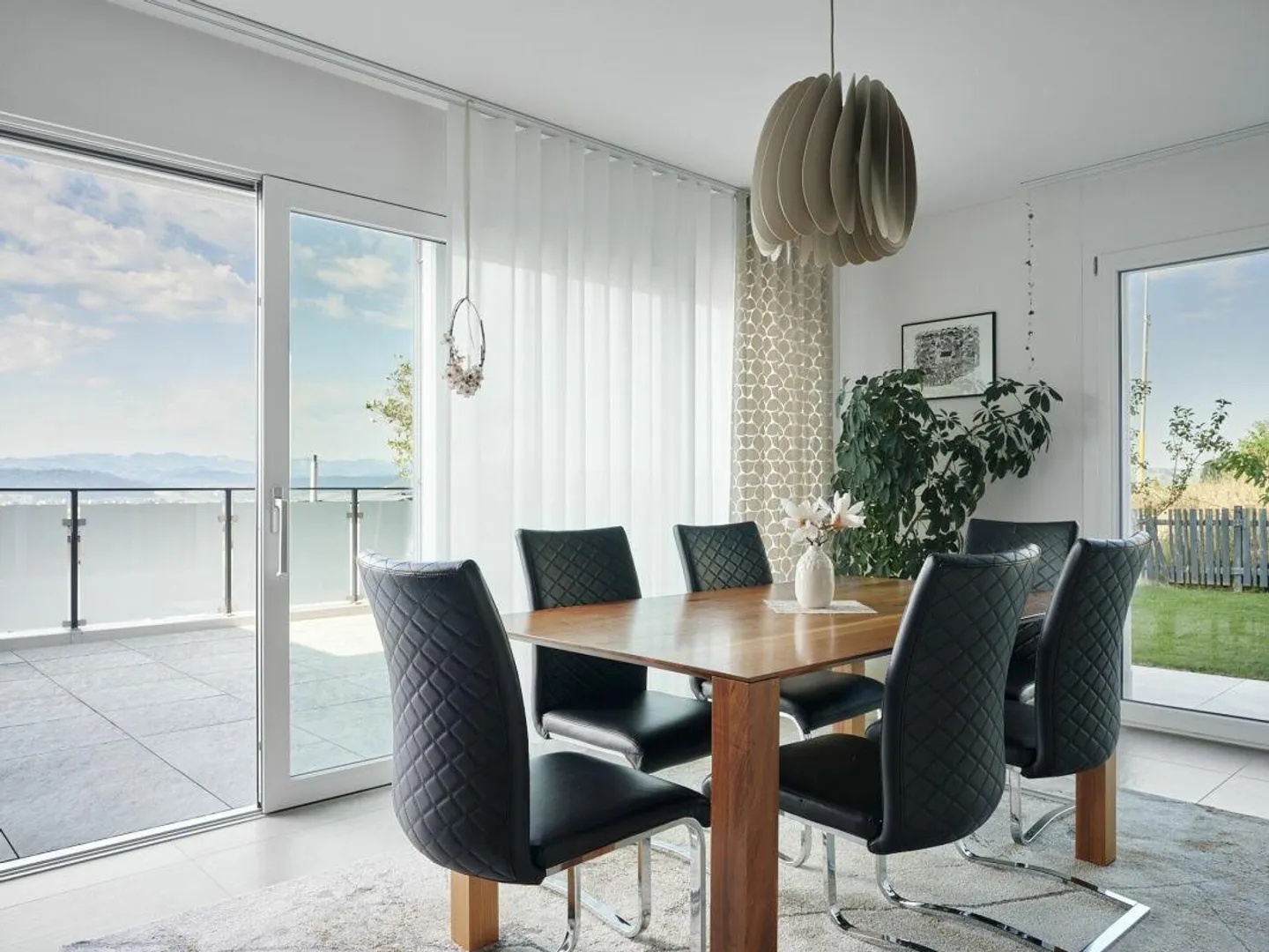 Stylish home with panoramic view - Photo 4 of 15