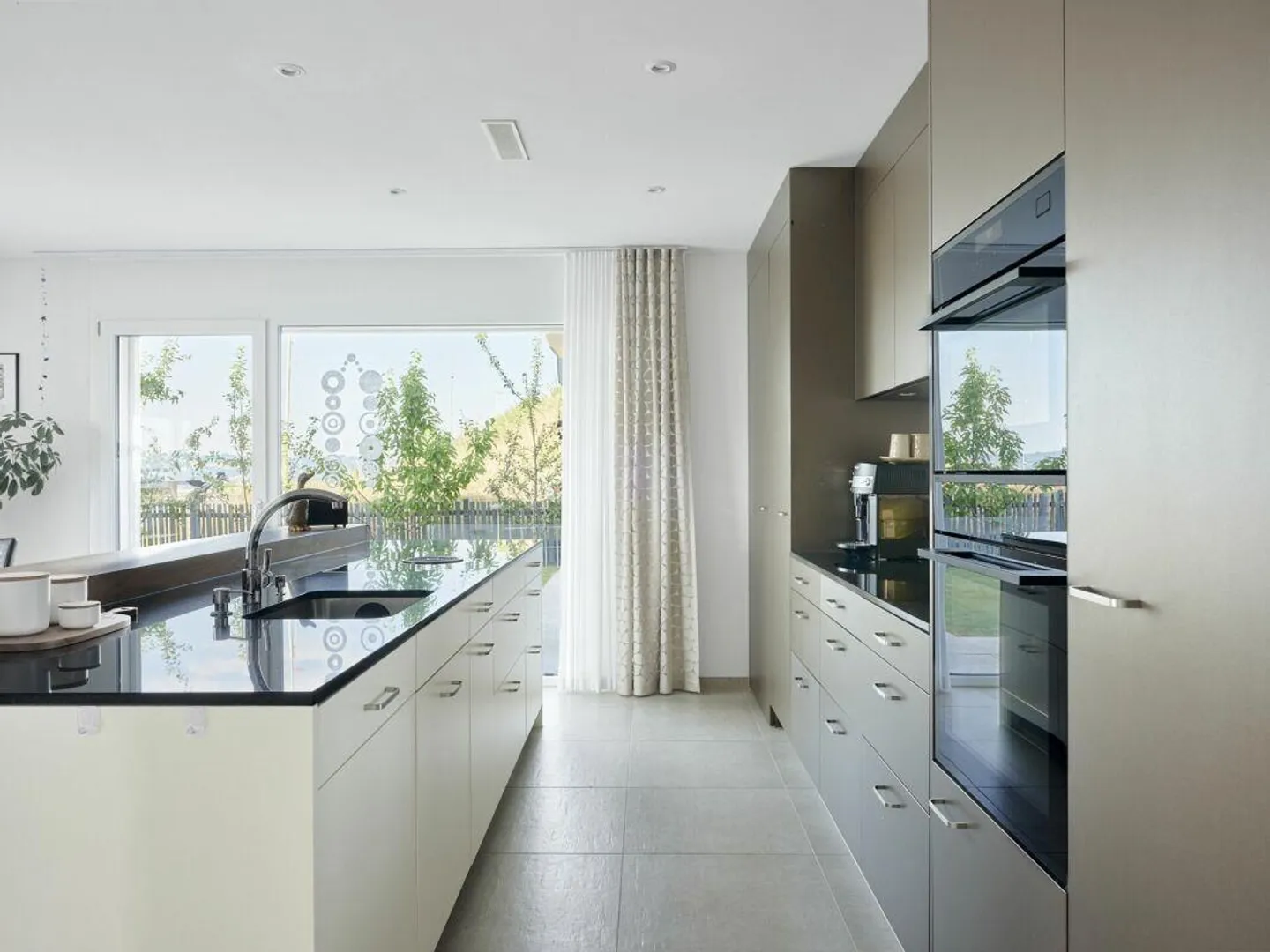 Stylish home with panoramic view - Photo 5 of 15