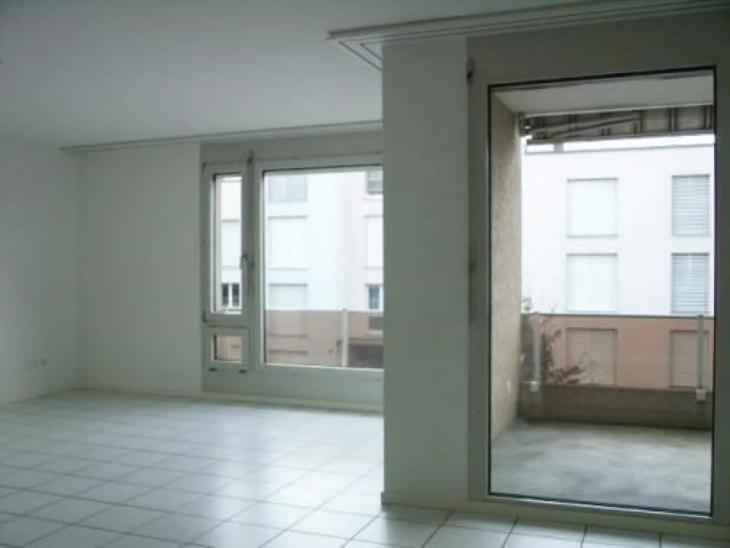 Modern, bright apartment - Photo 3 of 4